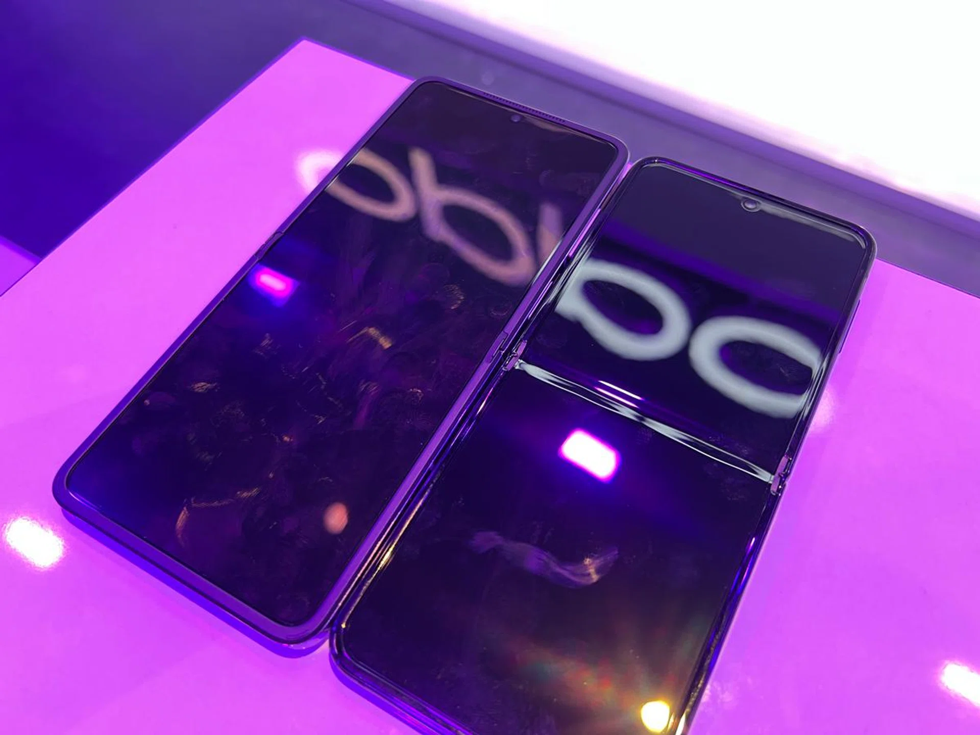 Oppo Find N2 Flip (left) with the Samsung Galaxy Z Flip4 5G (right).