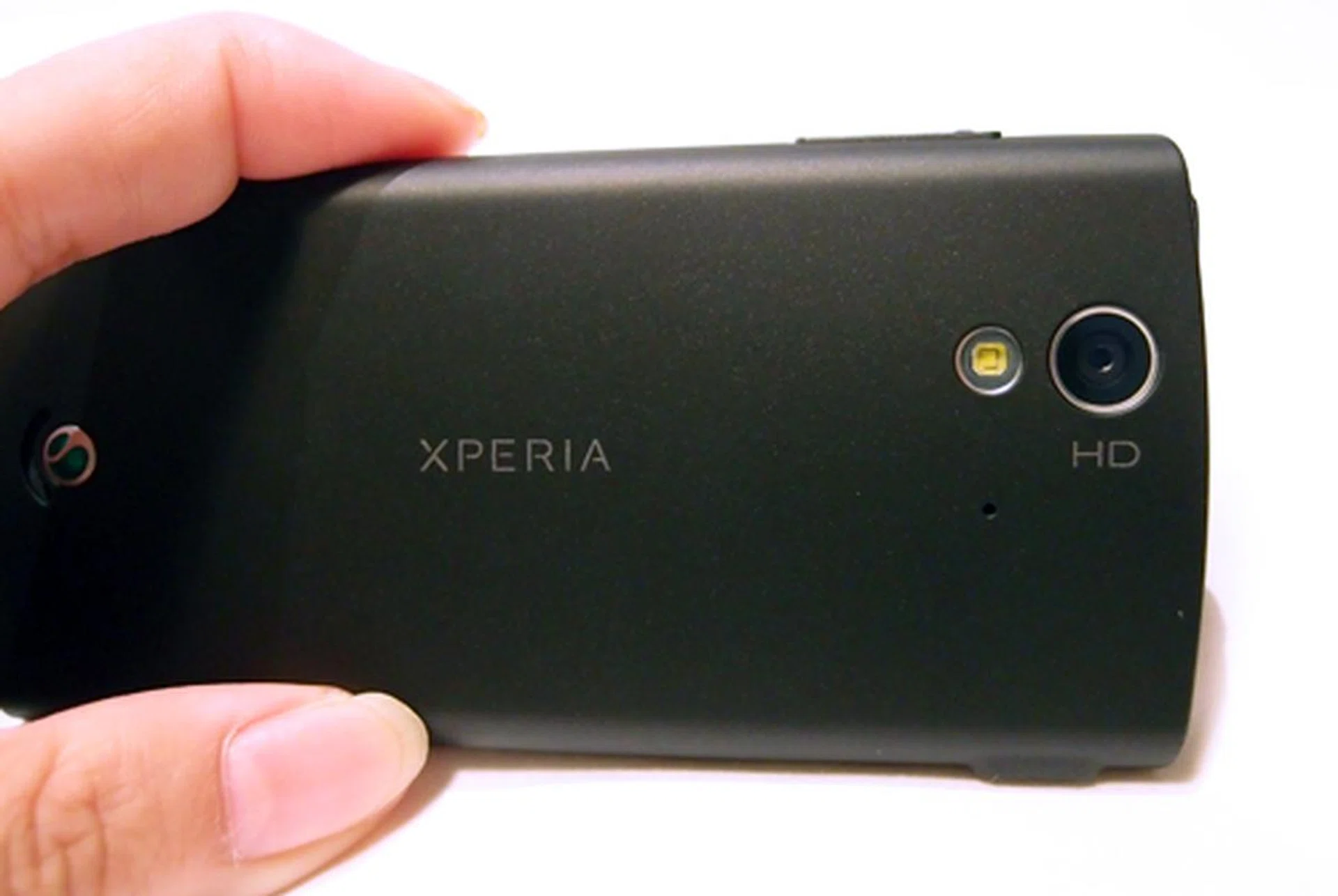 Like its bigger cousin Xperia Arc, the Xperia Ray comes with an 8.1-megapixel camera with Exmor R lens. We were impressed with our initial attempts with the camera - auto-focus was speedy and accurate and colors were accurate too. There's no physical camera shortcut button though in a bid to keep the phone as compact as possible.