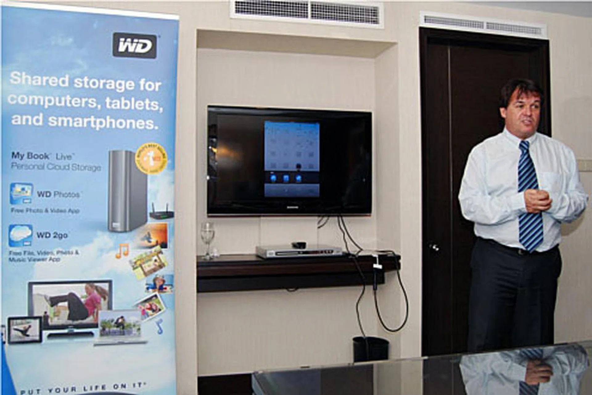 Mr Craig Davis, Director of Sales & Marketing for WD's Asia Pacific region, shows us how the 2go app works.