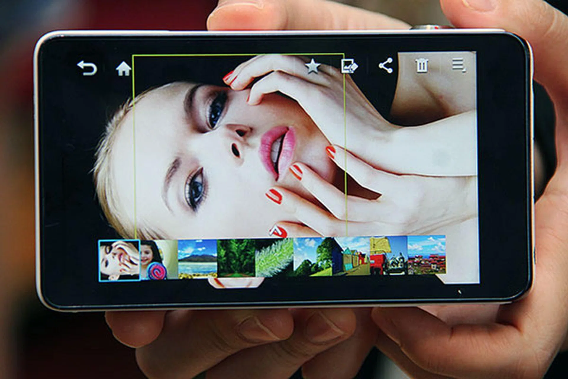 The Galaxy Camera may look huge at first glance, but that's in large part due to the 4.8-inch touchscreen. But we've to admit: it does look gorgeous. Also, a bigger screen also allows for easier editing of photos and videos.