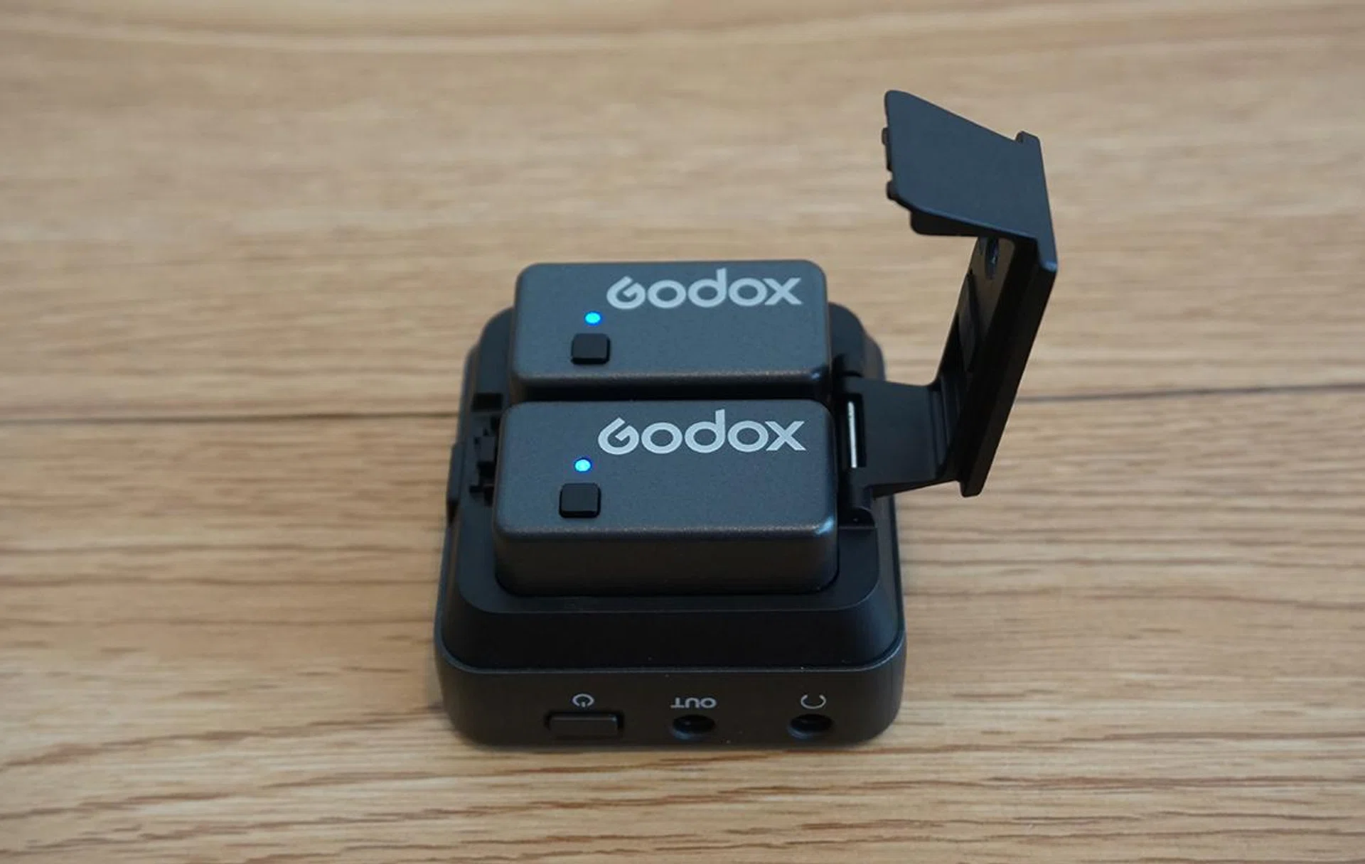 Magnets and a latch hold the transmitters in place on the back of the receiver. When locked, the latch also slots into the hot shoe bracket of your camera. Photo: HWZ