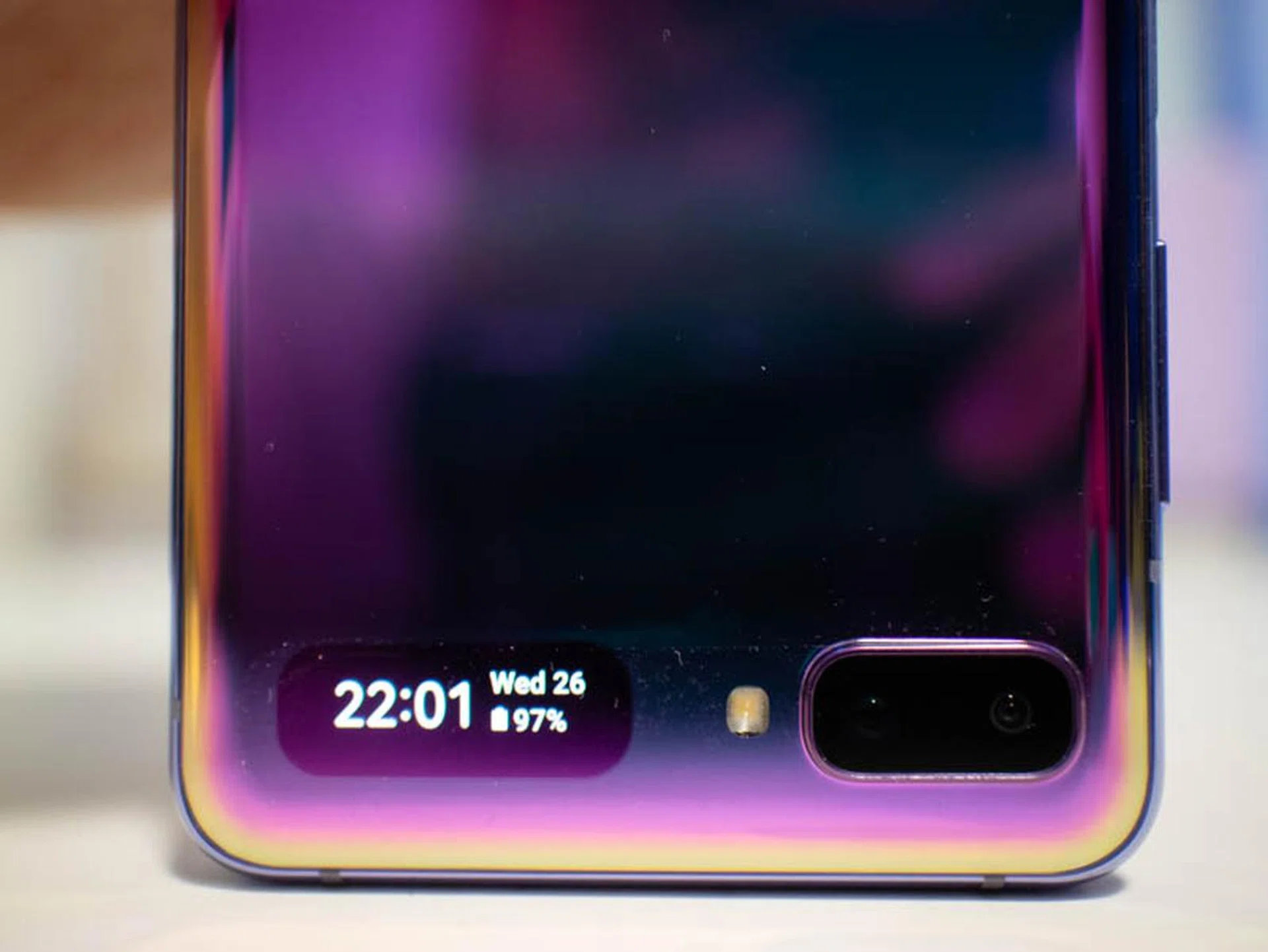 The tiny Cover Display shows some quick information and interaction options without opening the phone.