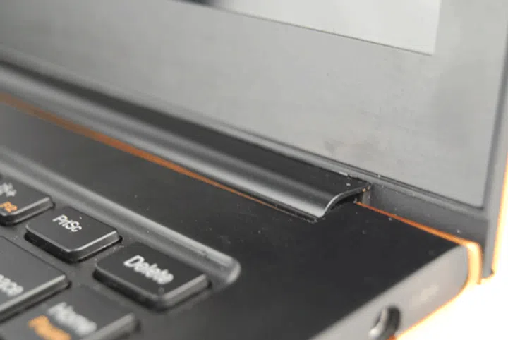 The plastic hinges are tight here, but we’re left wondering why Lenovo didn’t choose to use metal here instead. 