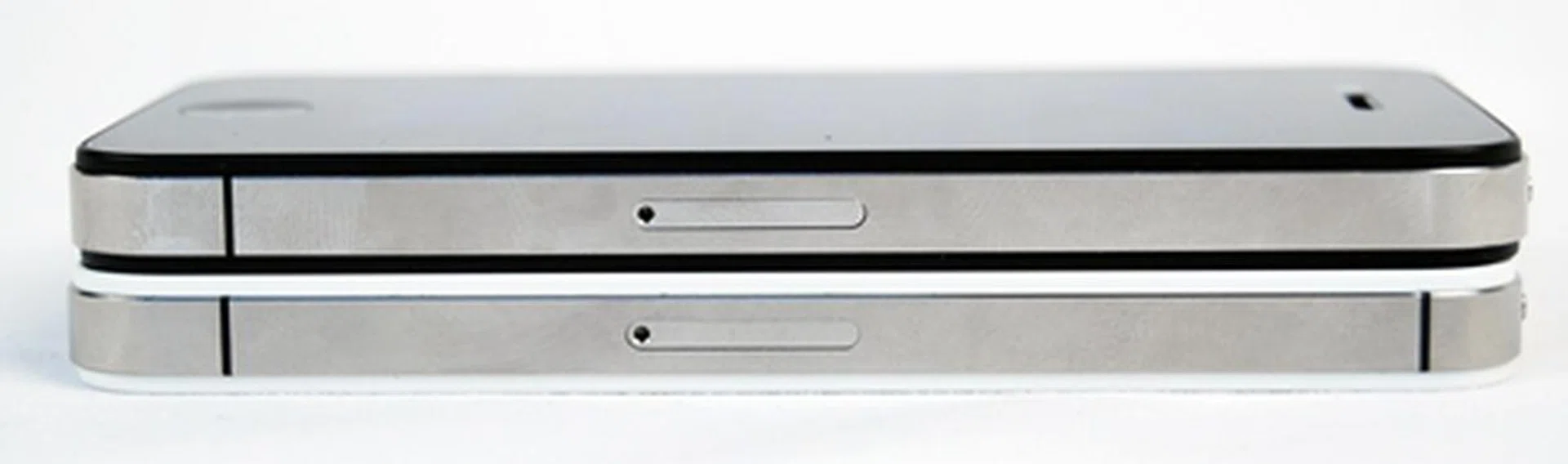 The new antenna design also doubles the maximum HSDPA data speeds up to 14.4Mbps on the iPhone 4S, compared to the 7.2 Mbps on the iPhone 4.