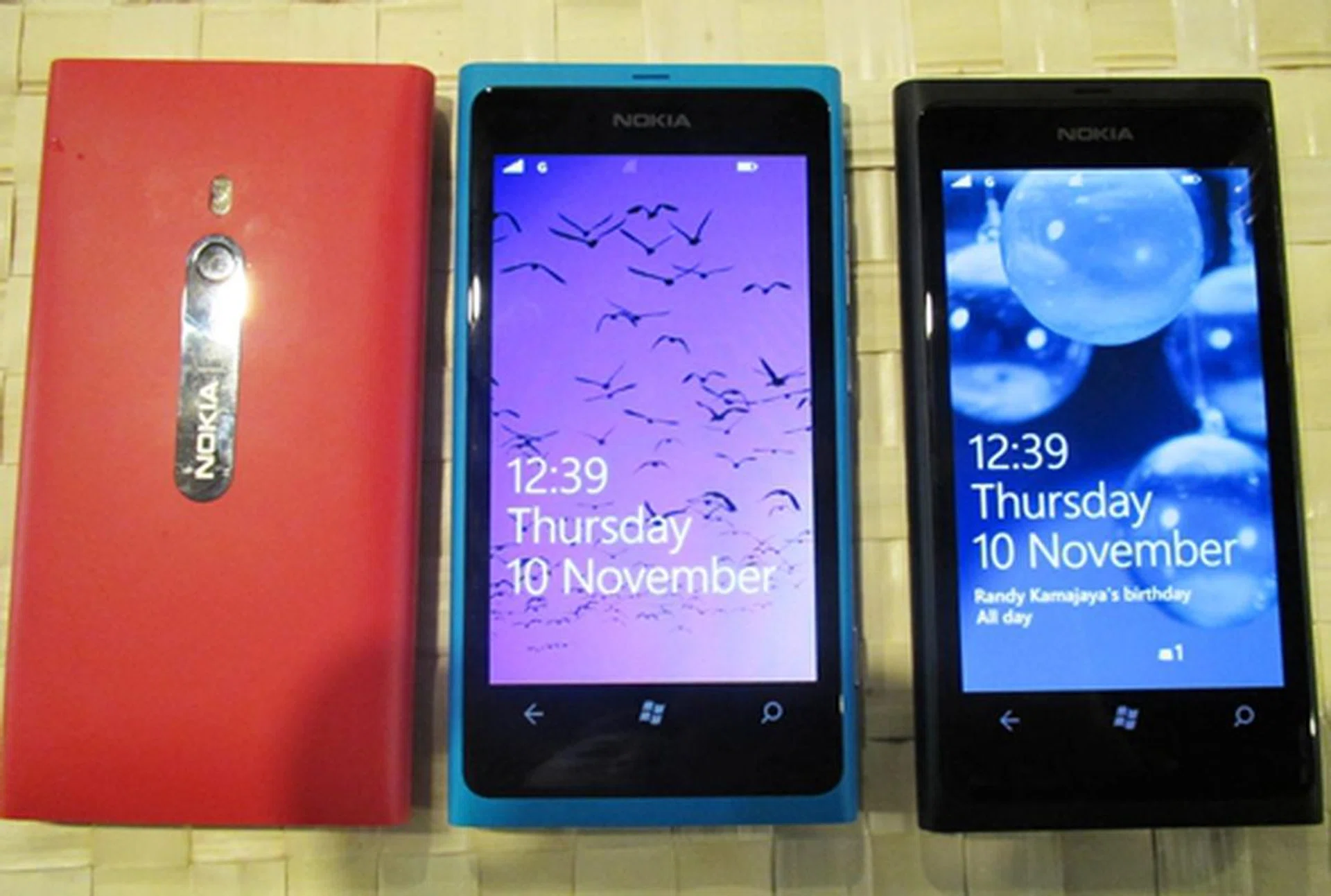 The Lumia 800 looks almost identical to its Meego-powered sibling, the N9, with a few minute changes, i.e., the Lumia 800 comes with a smaller 3.7-inch screen as compared to the N9's 3.9-inch screen. Otherwise, the Lumia 800 feels premium to the touch, featuring an elegant unibody chassis with minimal controls. Our short hands-on experience was smooth-sailing, speedy and positive (the AMOLED display is pretty stunning). The set comes in Magenta, Cyan and Black.