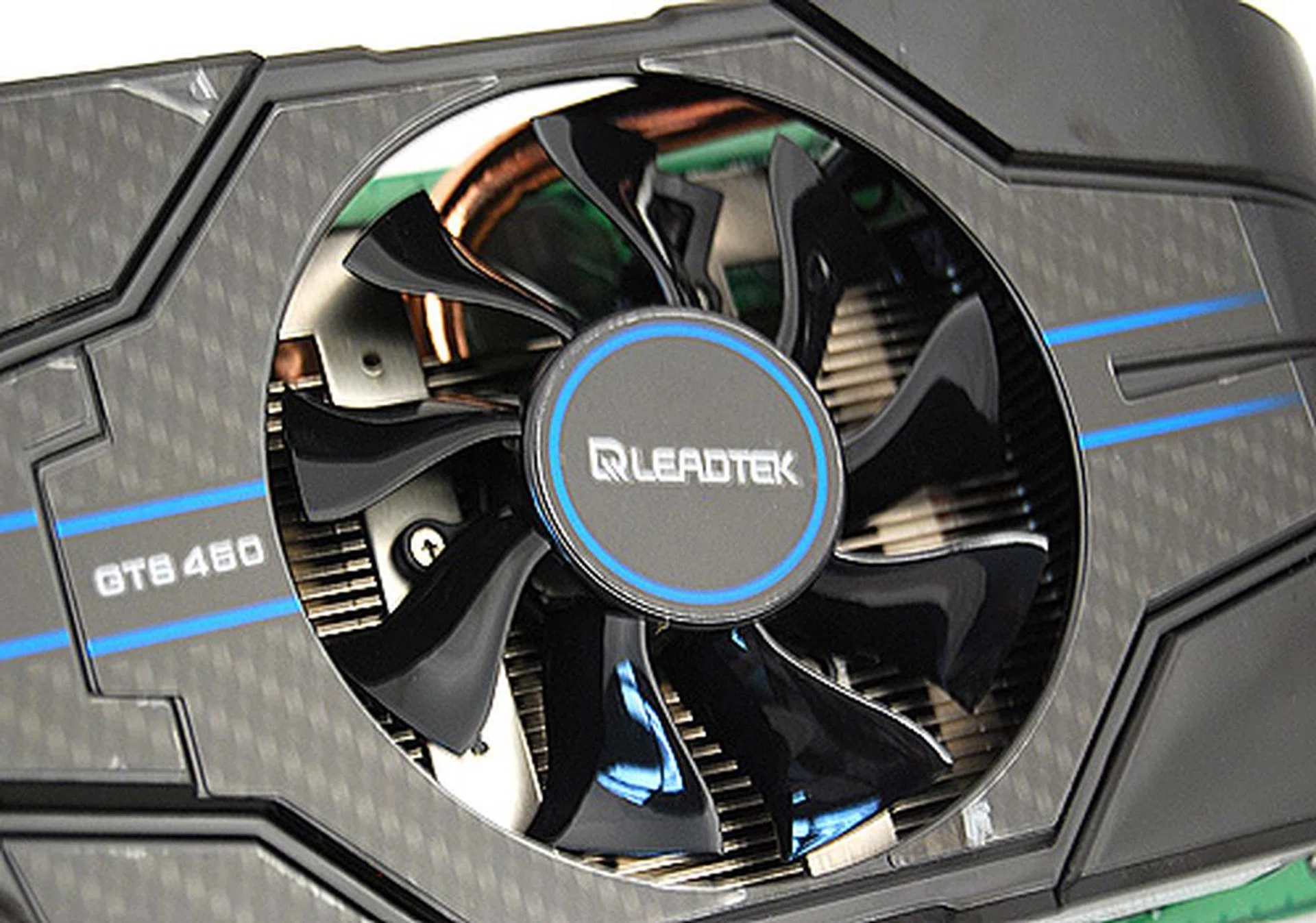 The heatsink underneath is a mixture of copper heat pipes and aluminium cooling fins.
