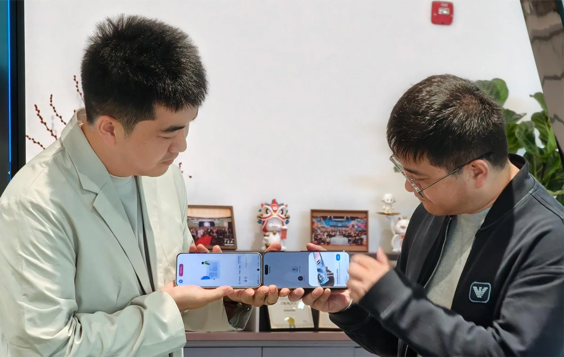 The two OPPO spokespersons demonstrate Touch To Share, live. Photo: HWZ.