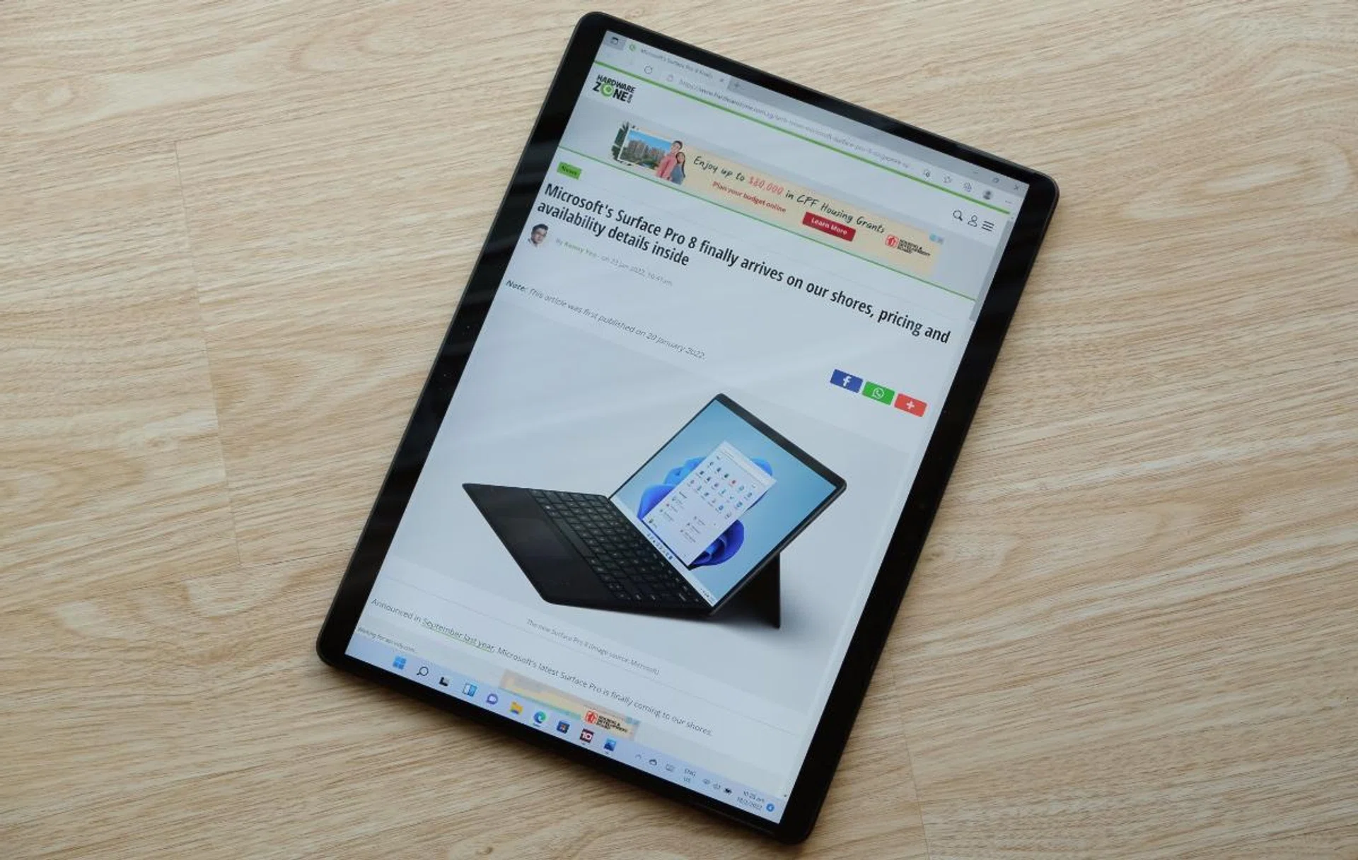 The Surface Pro 8 has a new look. Thinner bezels and a less blocky body makes it look more fresh and modern.