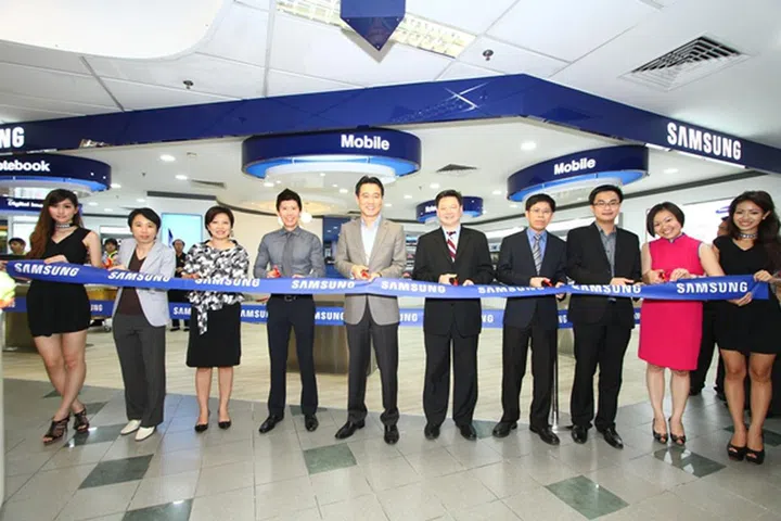Senior management from both Samsung Asia and Challenger were present to officiate the opening of the flagship Samsung Experience Corner. (Image Source: Samsung Asia)