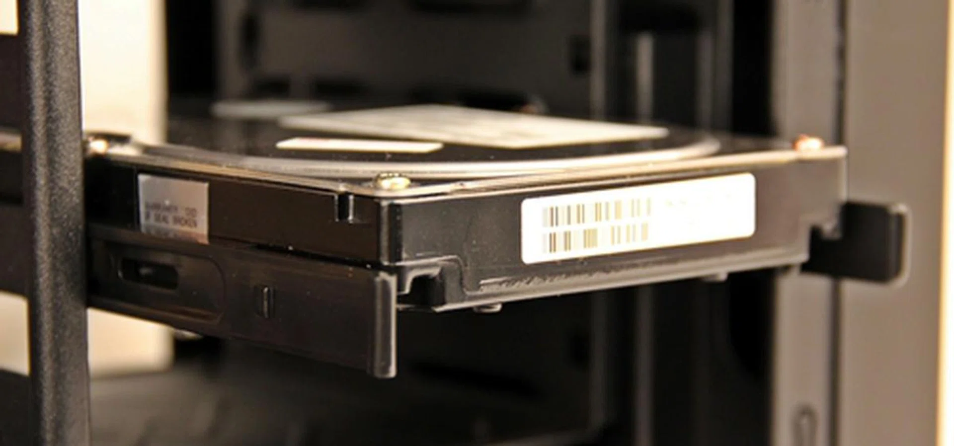 We slid the HDD into the bay until we heard a comforting sound of a click as the HDD rails snapped into a locked position.