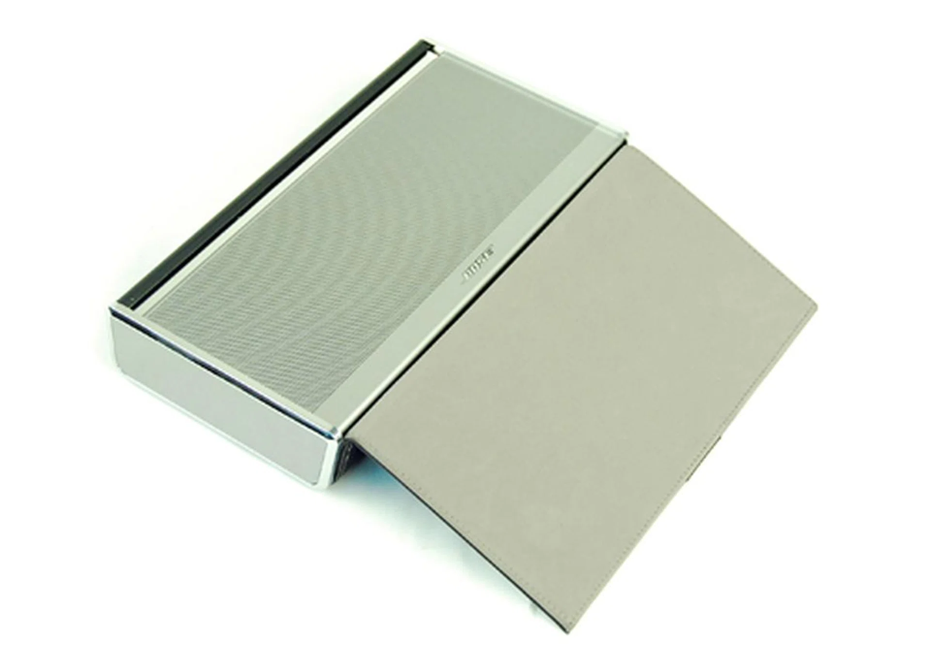 A total of four 2-inch drivers are placed under the mesh grill on the front face, making this speaker a serious heavyweight for its stature.