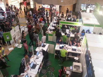 At around 4+pm, the queue outside StarHub Plaza Singapura for the Samsung Galaxy Note II was said to consist  of around 400 to 500 people and growing!