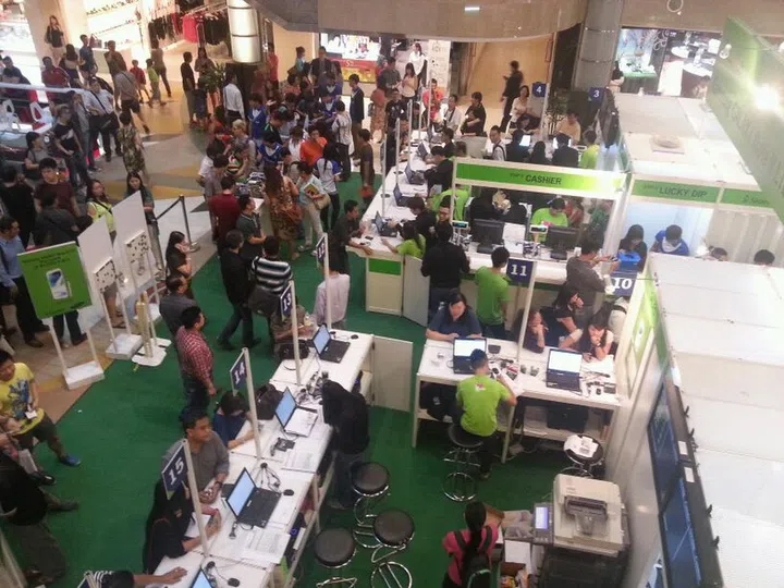 At around 4+pm, the queue outside StarHub Plaza Singapura for the Samsung Galaxy Note II was said to consist  of around 400 to 500 people and growing!