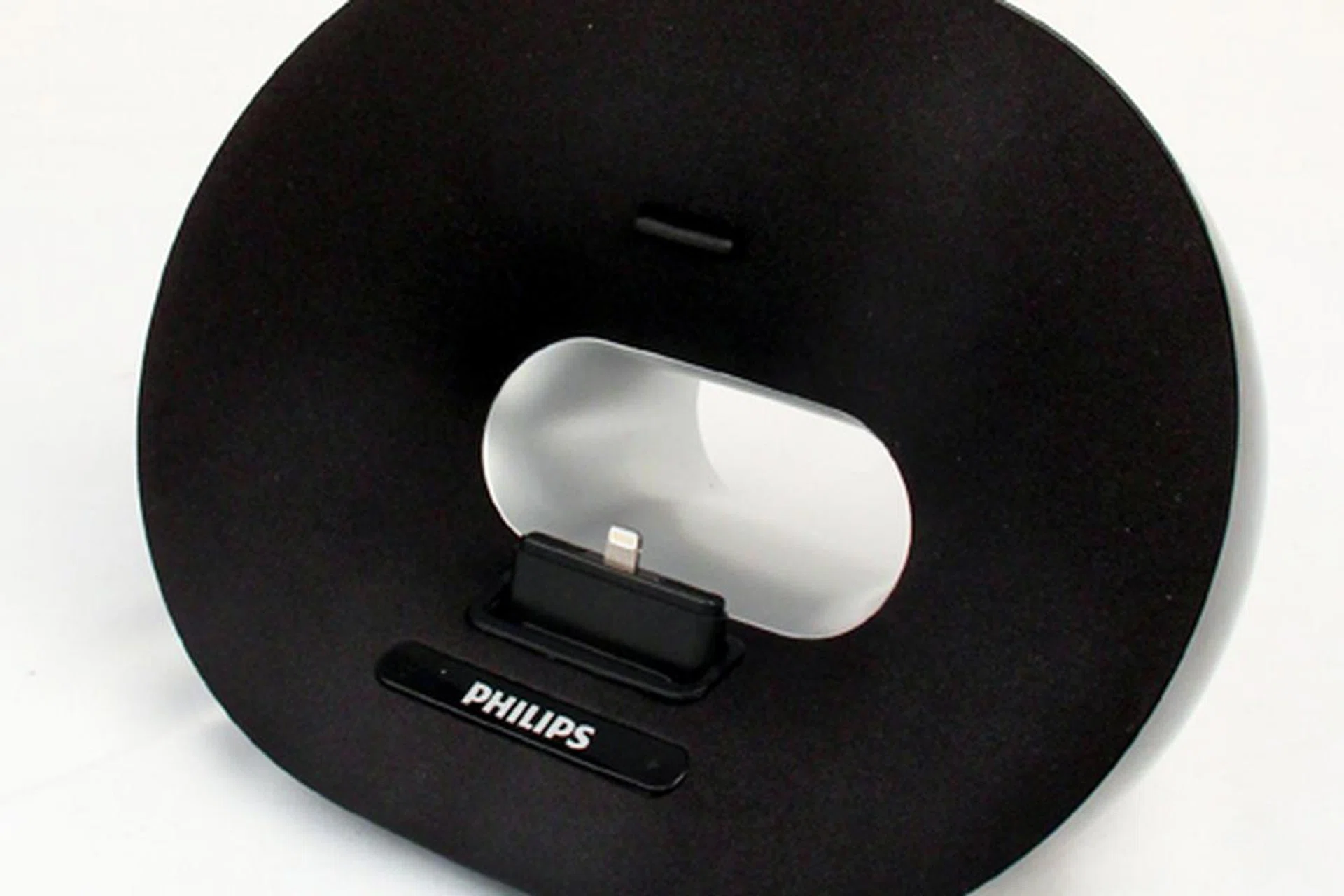 Has the news about the death of docks been exaggerated? The Philips DS3205 is a new docking speaker for the latest Apple devices out on the market right now using the Lightning connector.