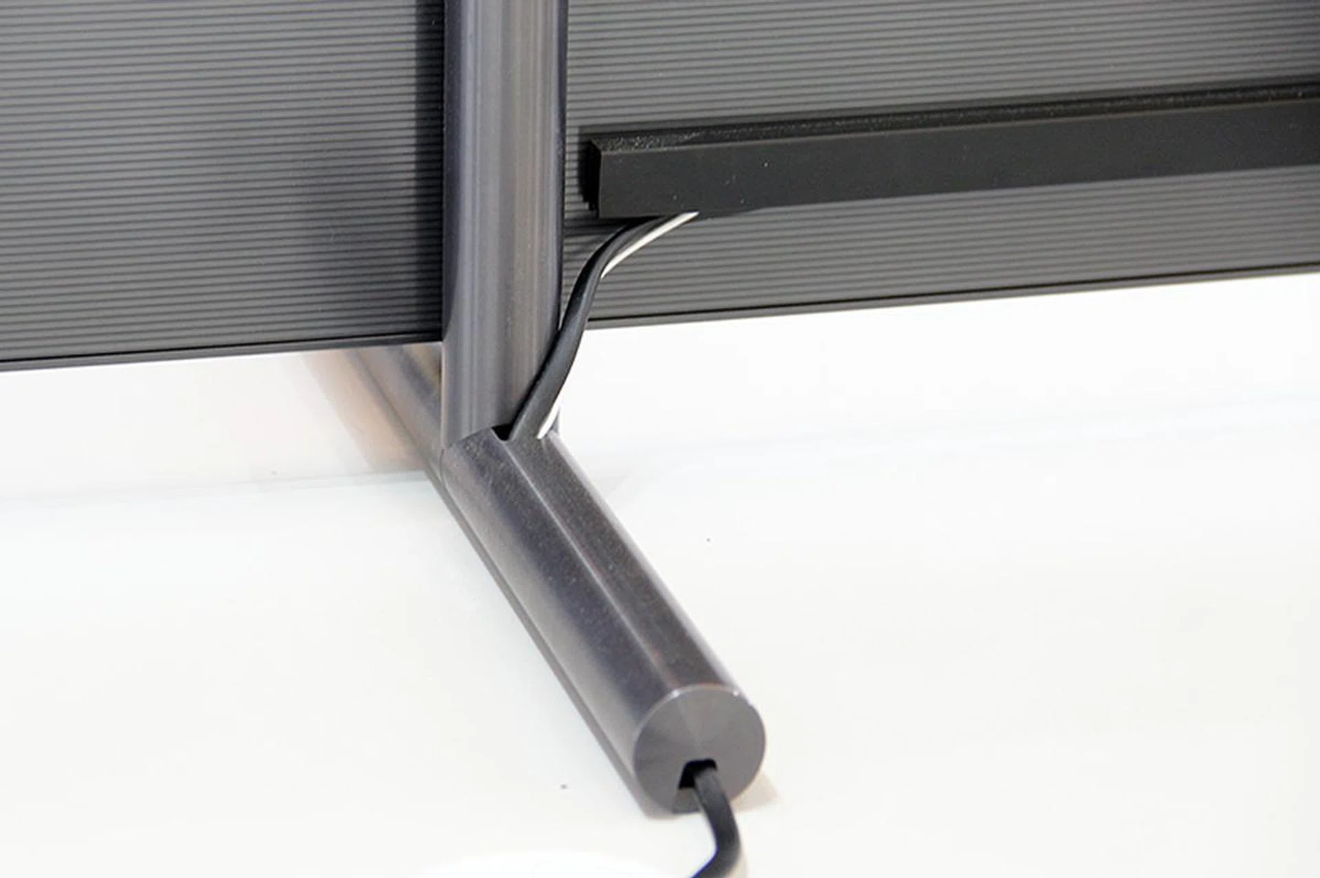 For the couple of cables that do go to the back of the TV, there will be a way to hide them in the stand. Here's how it looks like on the Q9F, but you'll find similar hiding places for the other QLED TVs' stands and even on the optional stands. You can tell that Samsung has mulled a lot over attention to detail.
