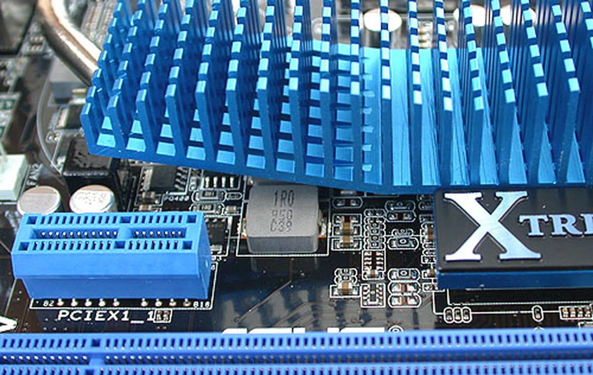 Every slot looks usable, even this PCIe x1 that's right next to the heatsink.