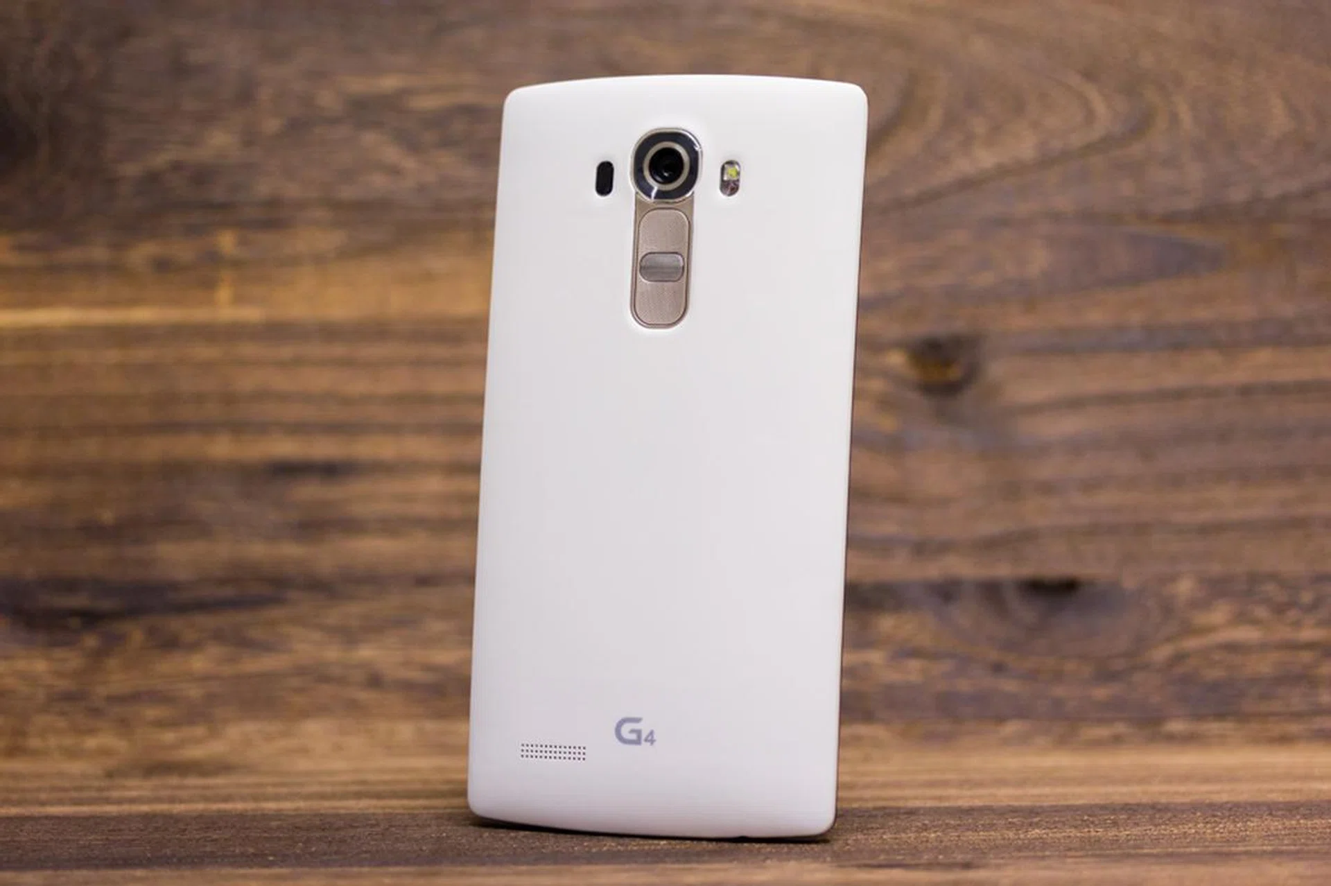 The back of the LG G4 Dual-LTE edition is an understated matte white.