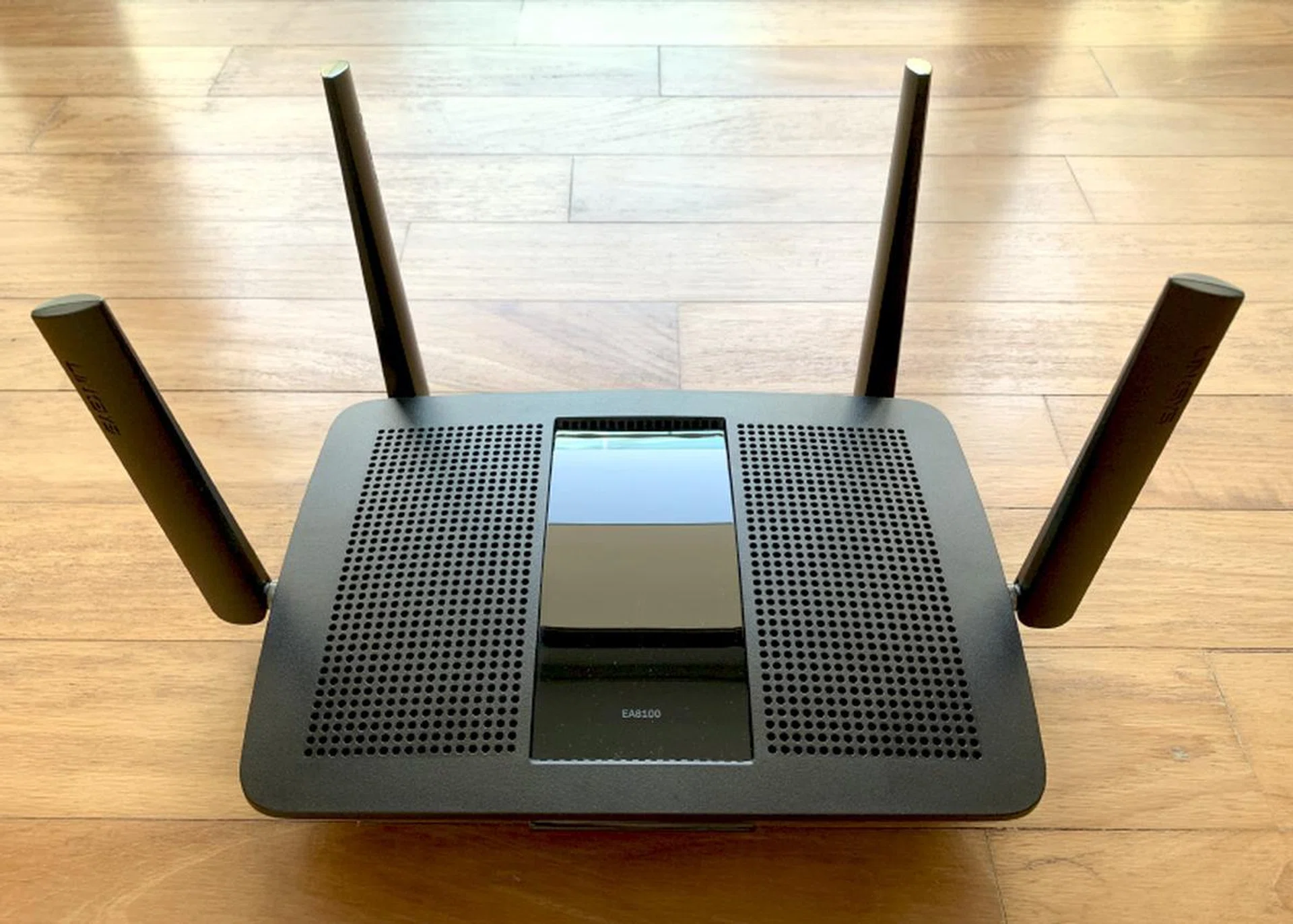 How should we put it? Let's just say the EA8100 router looks functional.