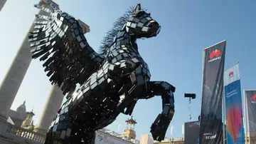 Fly, Pegasus, fly! And if you look closely, you'll notice that this Pegasus statue is made entirely from Huawei smartphones.