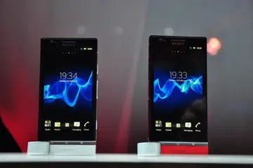 The Xperia P comes with a 4-inch touchscreen and looks eerily like the Xperia S, save for the obvious difference in screen sizes. The Xperia P comes dressed in an aluminium brushed unibody chassis, which adds not only class to its overall design but also sturdiness and durability. 