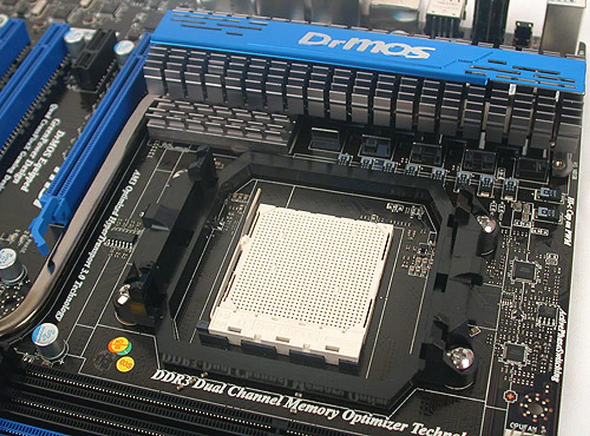 A relatively clean socket area, with the heatsink restricted to the area near the rear. MSI claims that its flat 6mm heat pipe design allows for better heat transfer.