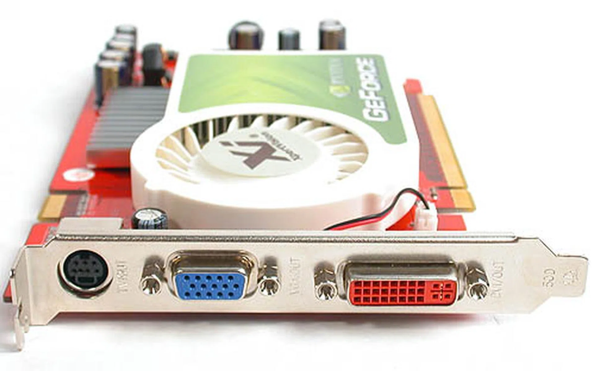 There's just one DVI-I ouput instead of the two found on the reference model. Obviously this helped to reduce cost. 