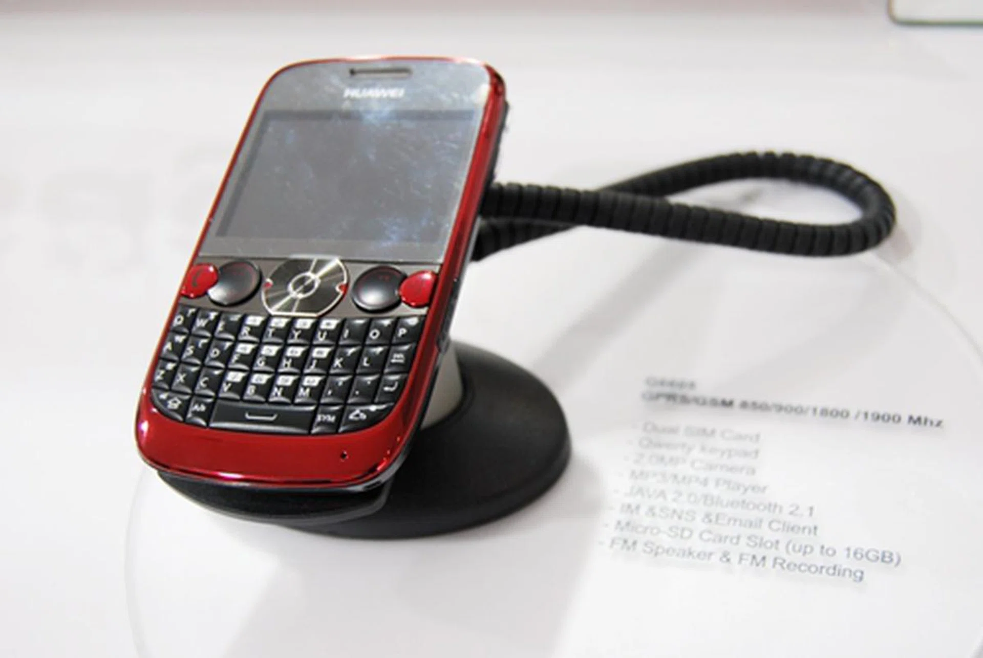 We don't blame you if you had mistaken this for a Nokia E71, because they both bear similar physical attributes. The phone comes with dual SIM card capabilities.
