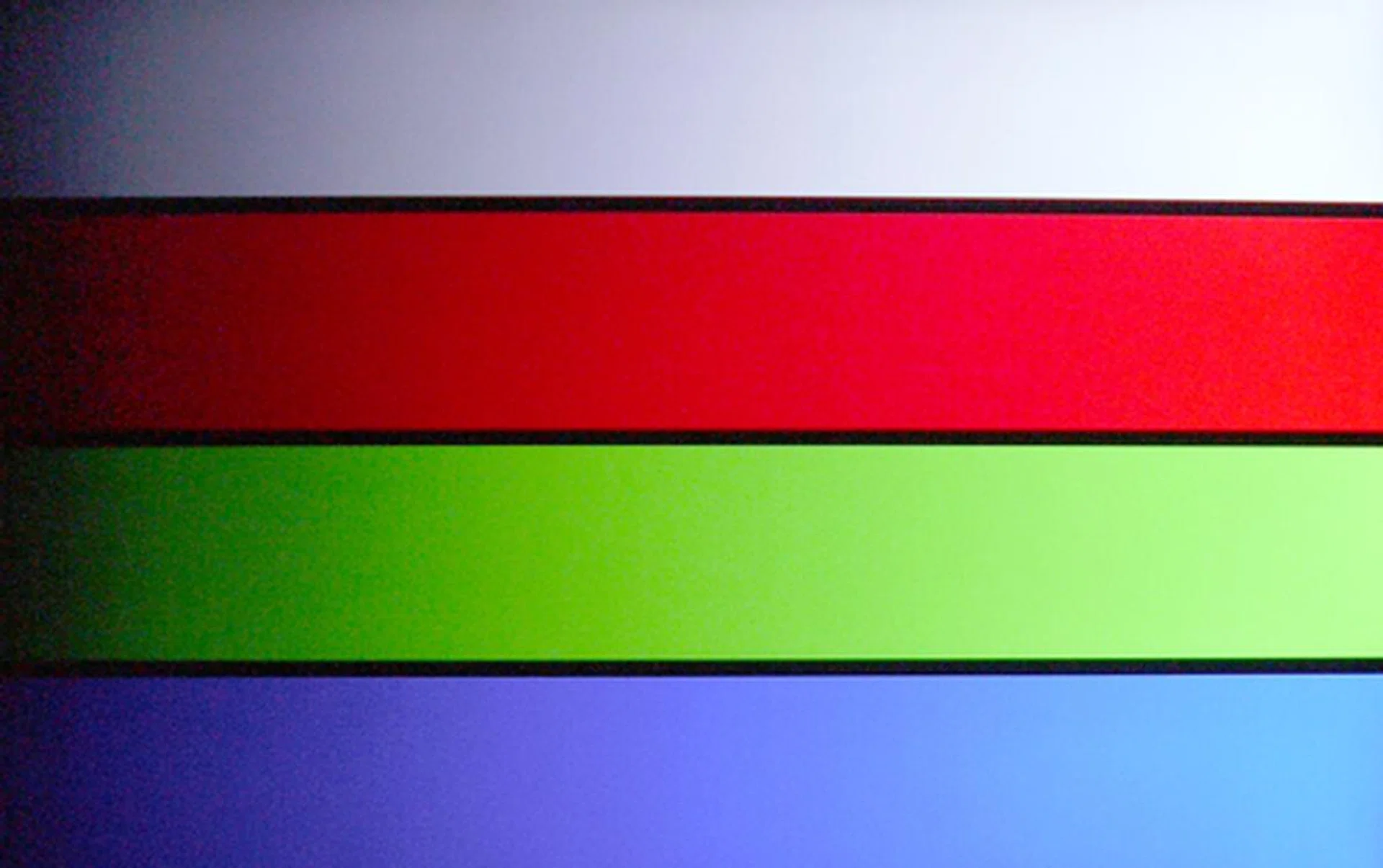 DisplayMate's 256-Intensity Level Color Ramp test - It is a pity we are unable to capture on camera exactly what our eyes see. Colors were bright and vibrant although the red hues could be deeper. This is possibly due to the intense backlights. Our biggest concern, however, is the abrupt darkening of the gradients on the extreme left.