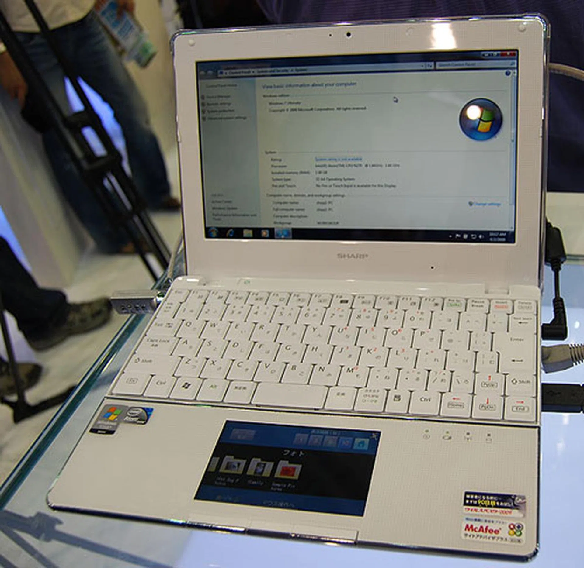 We spotted this rather interesting notebook from Sharp that had an optical sensor LCD pad. Known as the Sharp Mebius, it's the first notebook in the world to have such a feature