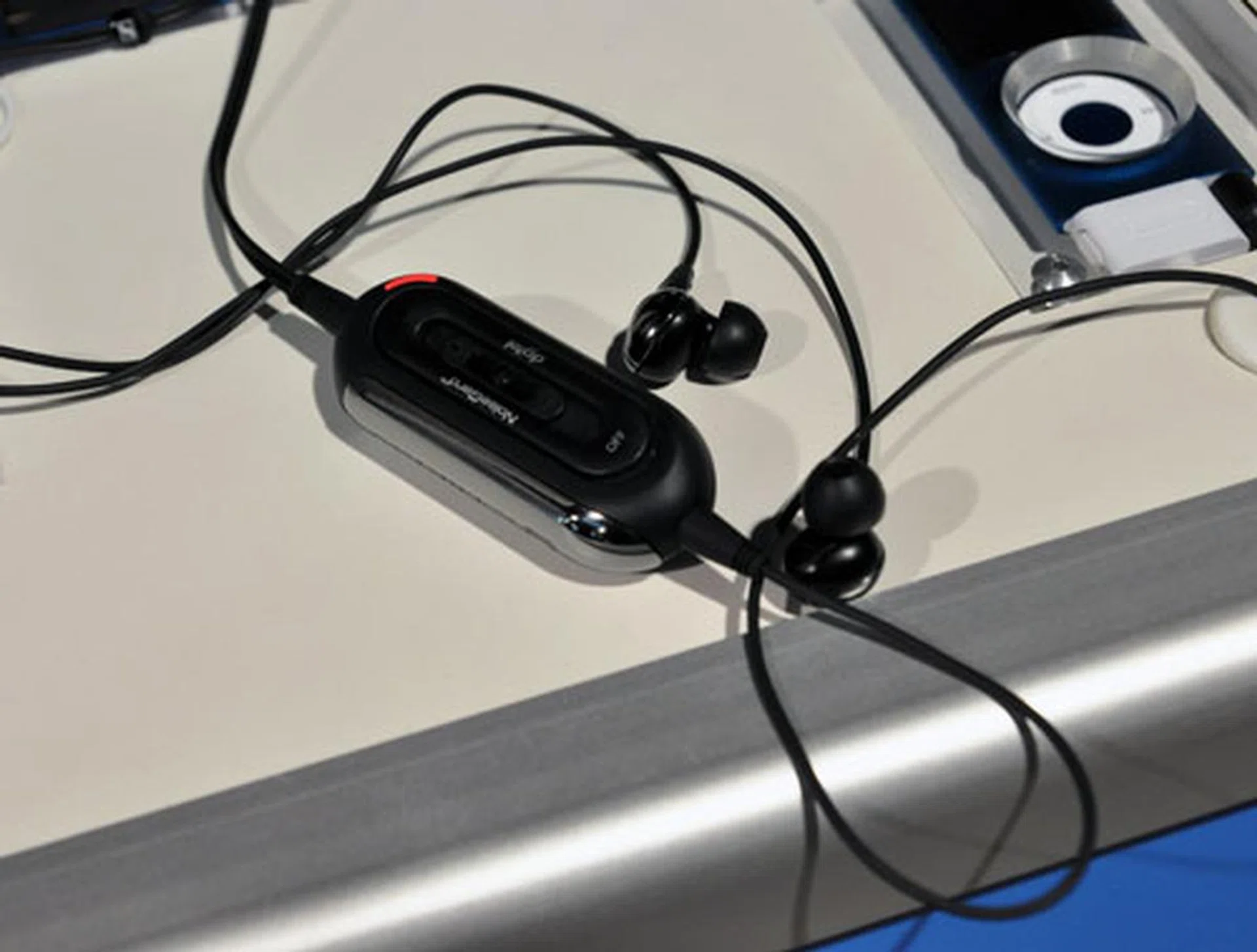 The new noise cancelling CXC 700 in-ear head phones are powered by Sennheiser's NoiseGard technology and has 3 modes of noise canceling levels for the right environment. 