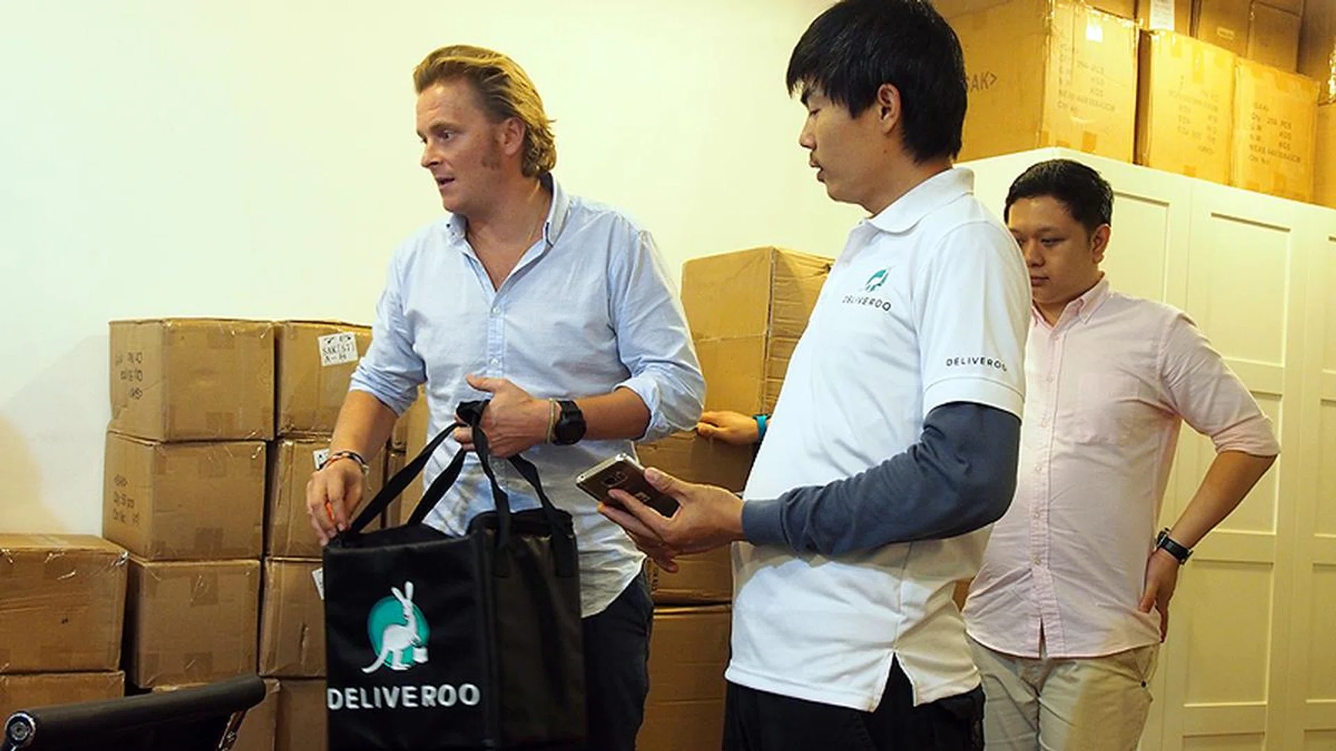 Tristan explaining the type of delivery bags used for Deliveroo's orders.