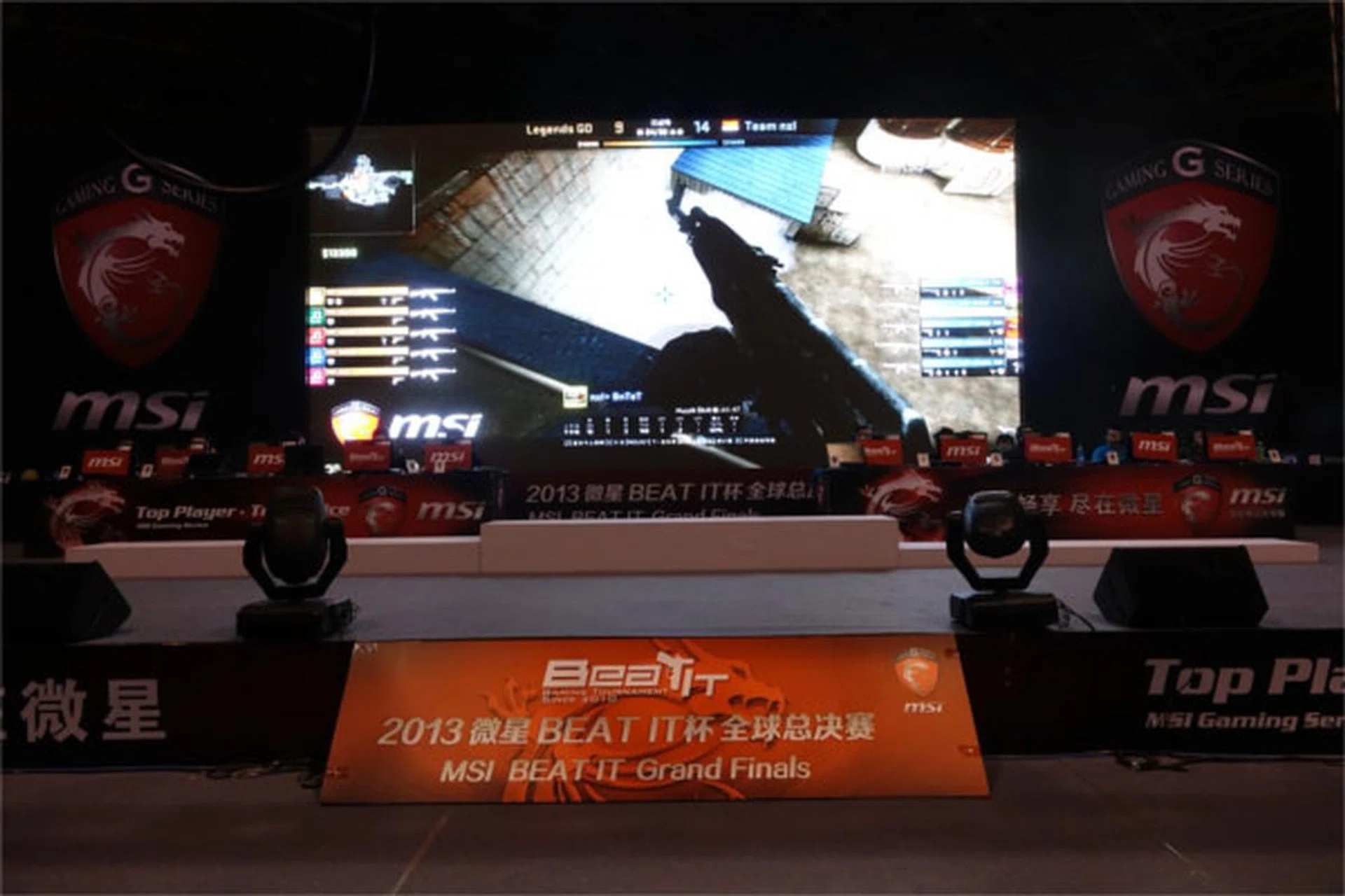 Team nxl (left) and Legends (right) fighting each other for the title.