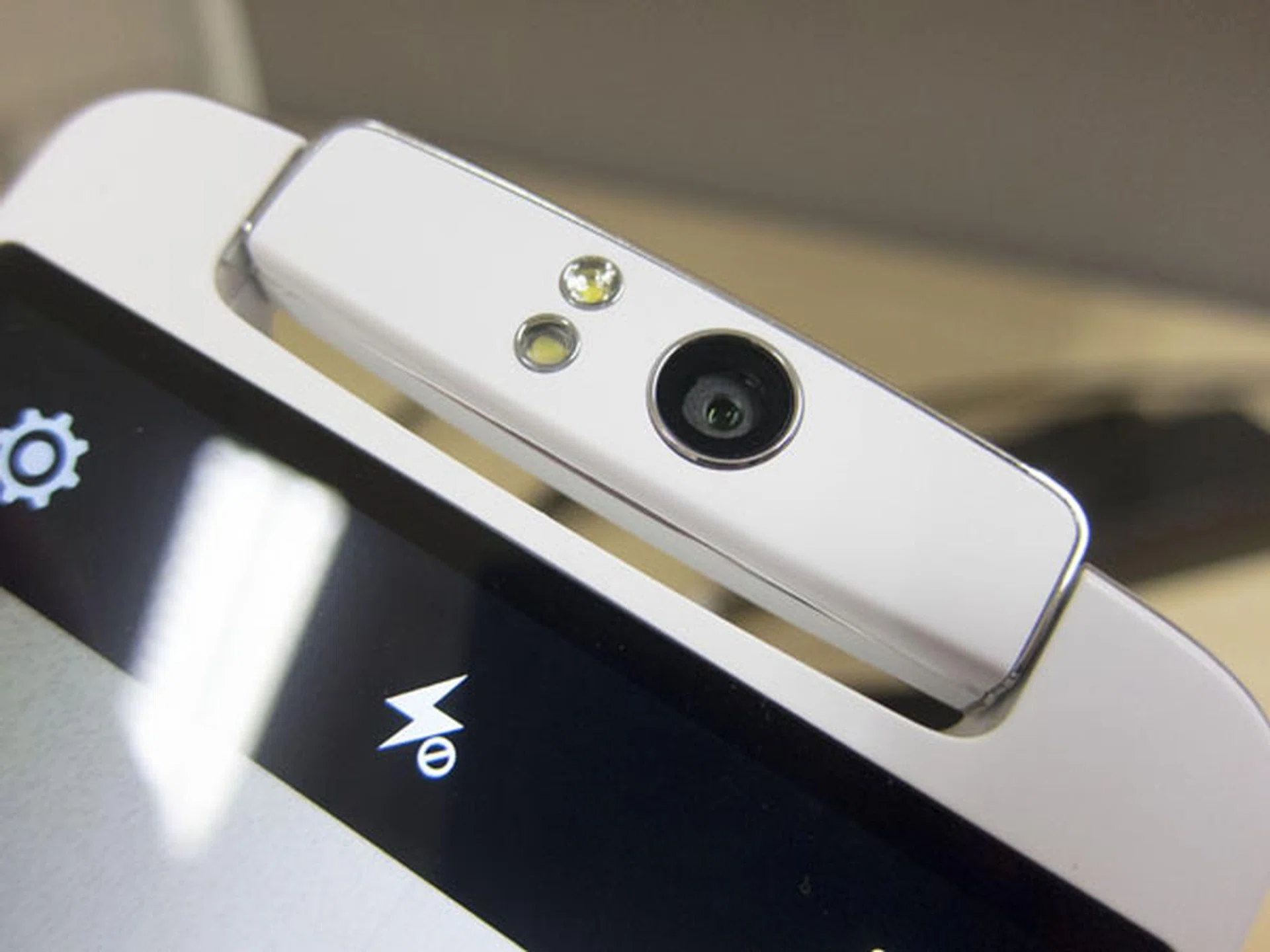Perhaps the highlight of the Oppo N1 is its interesting swivel camera.