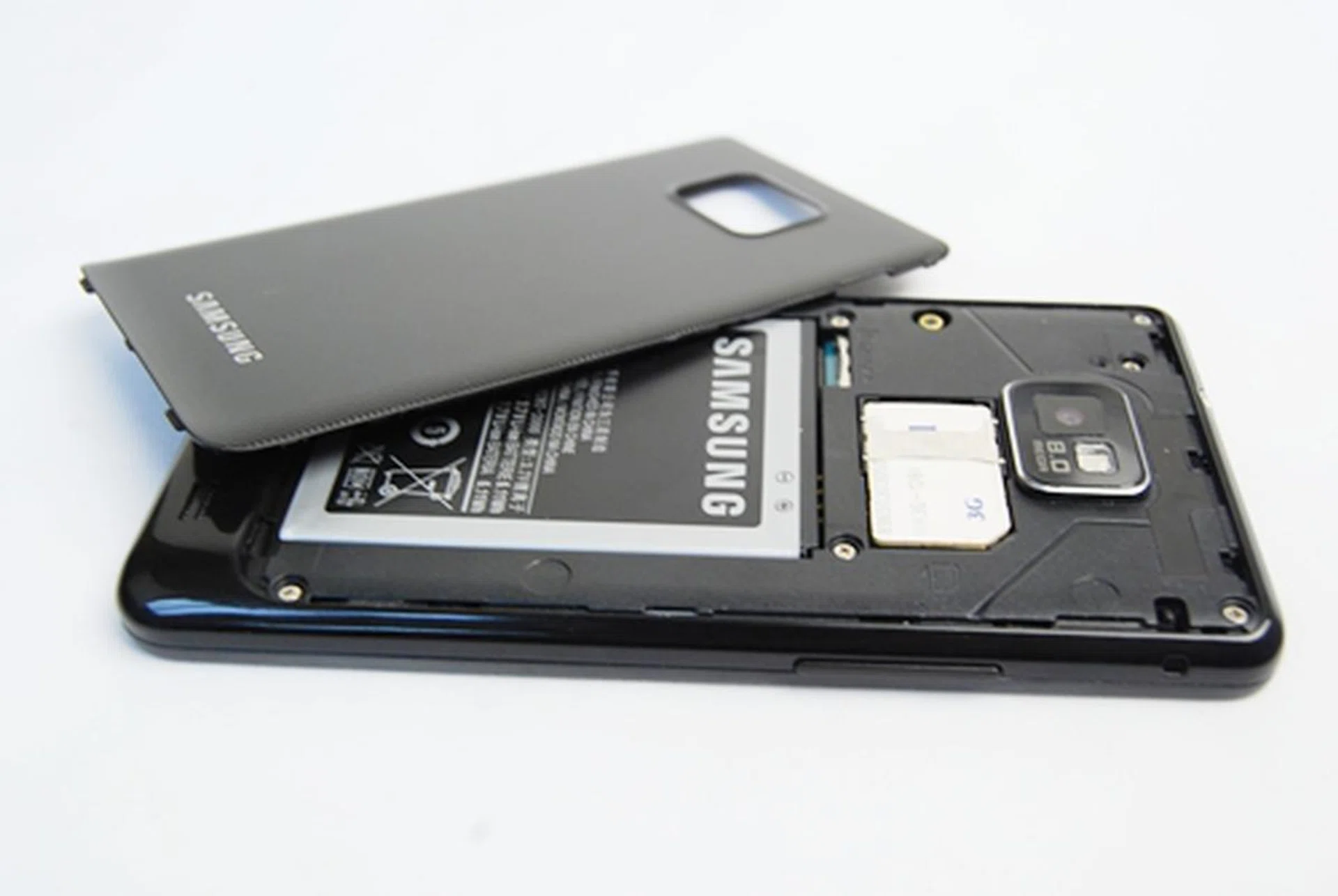 The back cover is extremely easy to pry open without having to break a nail. Simply snap it off from the little opening at the top. The usual suspects are found here: the battery compartment, MicroSD and SIM cards. The SIM card is hot swappable.