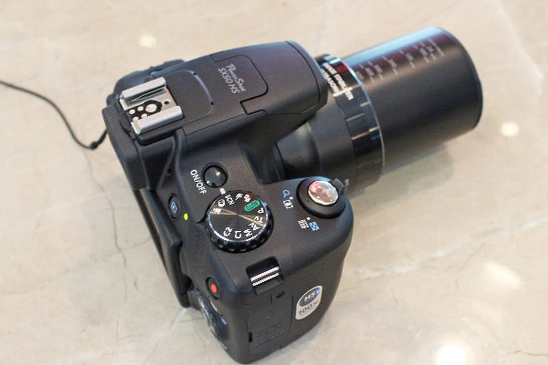 The SX50 felt light in our hands despite its impressive 50x optical zoom lens. This picture shows how far the lens extends out from the body at maximum zoom.