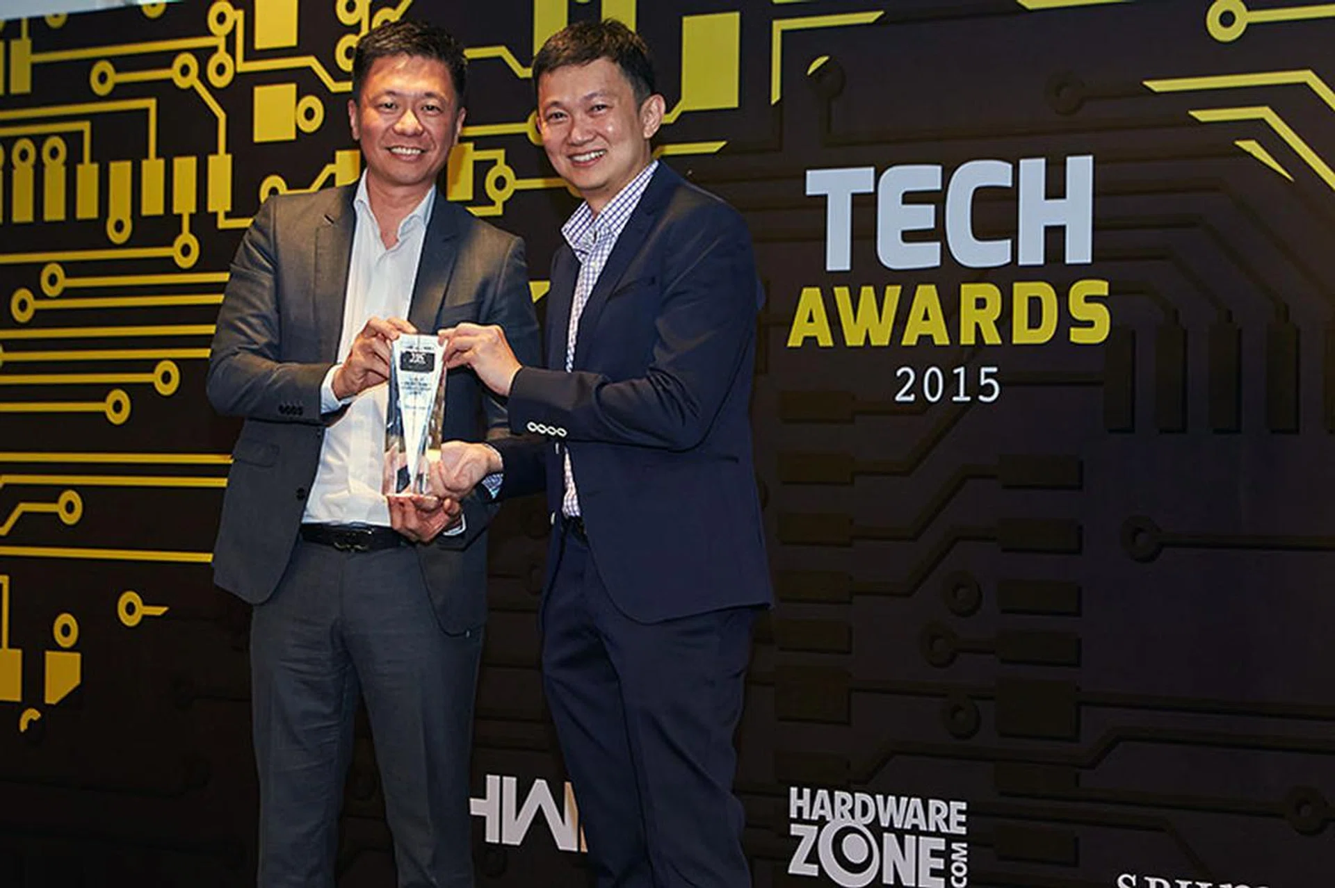 The Philips Fidelio L2 is the Editor's Choice winner of our Best Headphones for Everyday Use category. Accepting the award is Mr. Jason Chang, Managing Director for WOOX Innovations (Singapore).