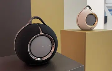 Devialet Mania in Black (left) and Opéra de Paris (right).