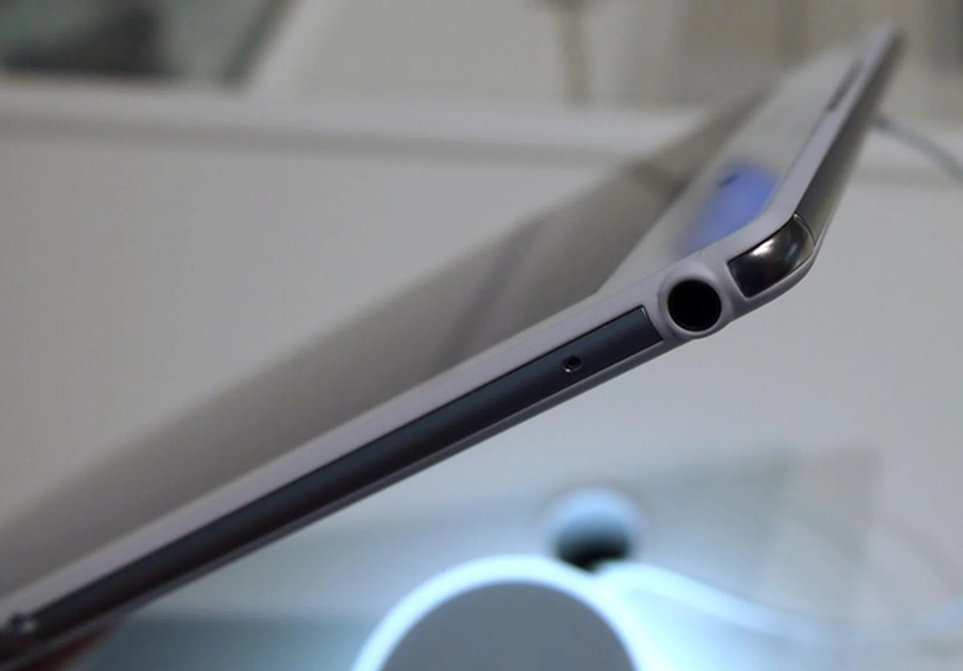 Nylon caps are situated the four corners of the chassis to protect against dents in an event of an accidental drop.