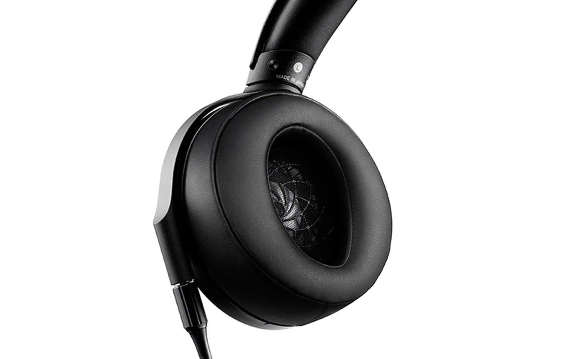The MDR-Z1R is supremely comfortable to wear, thereby enabling hours of fatigue-free listening.