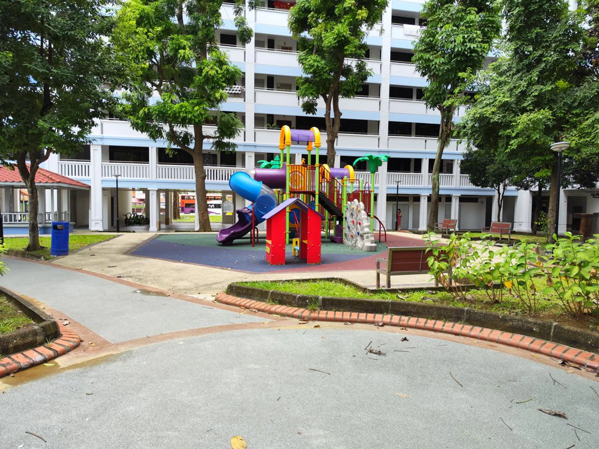 4-in-1 pixel binning, same camera.