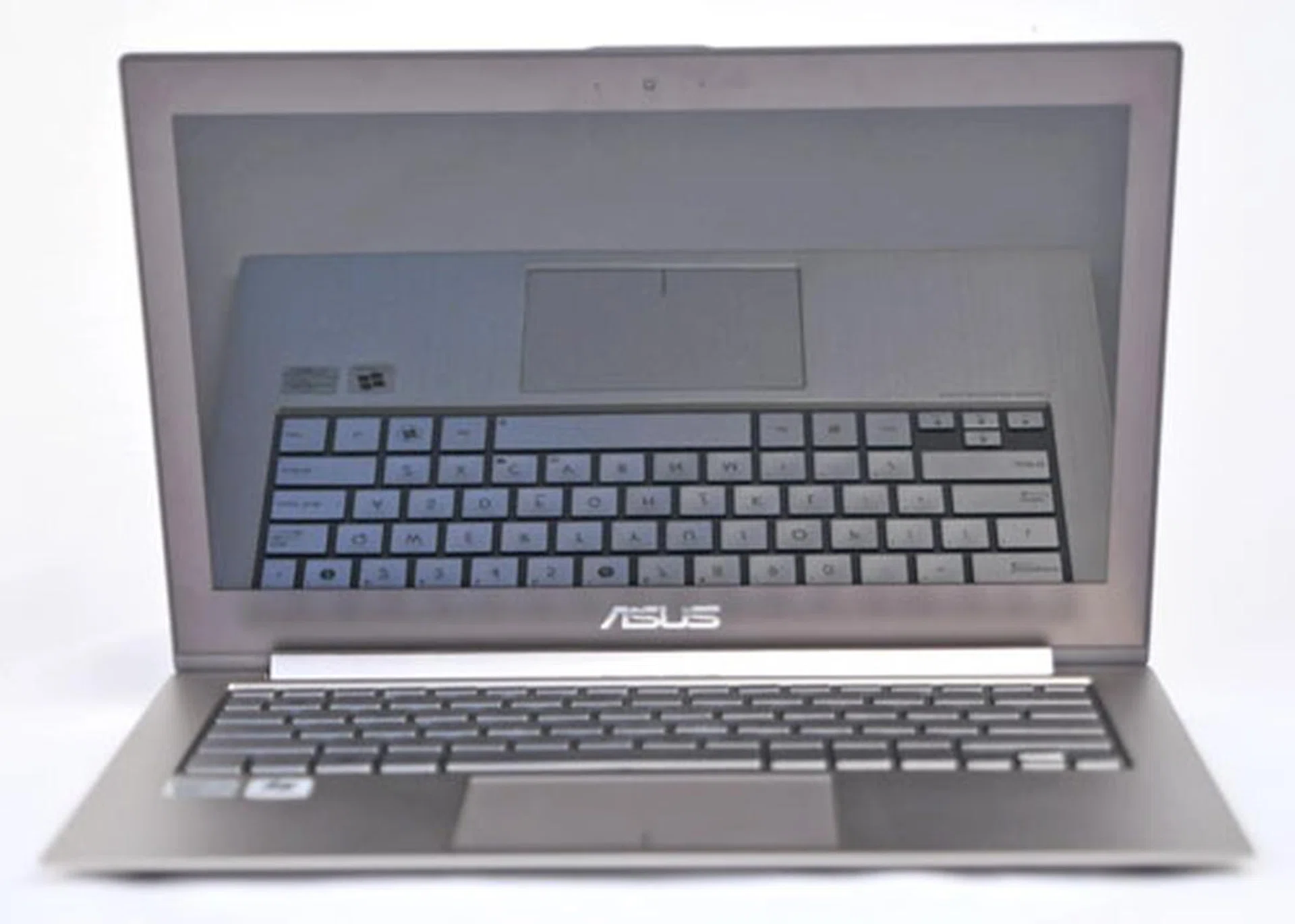 Aluminum is one of the harder materials manufacturers can use to make their products feel solid (and expensive), as you can see from the interior of the UX31.