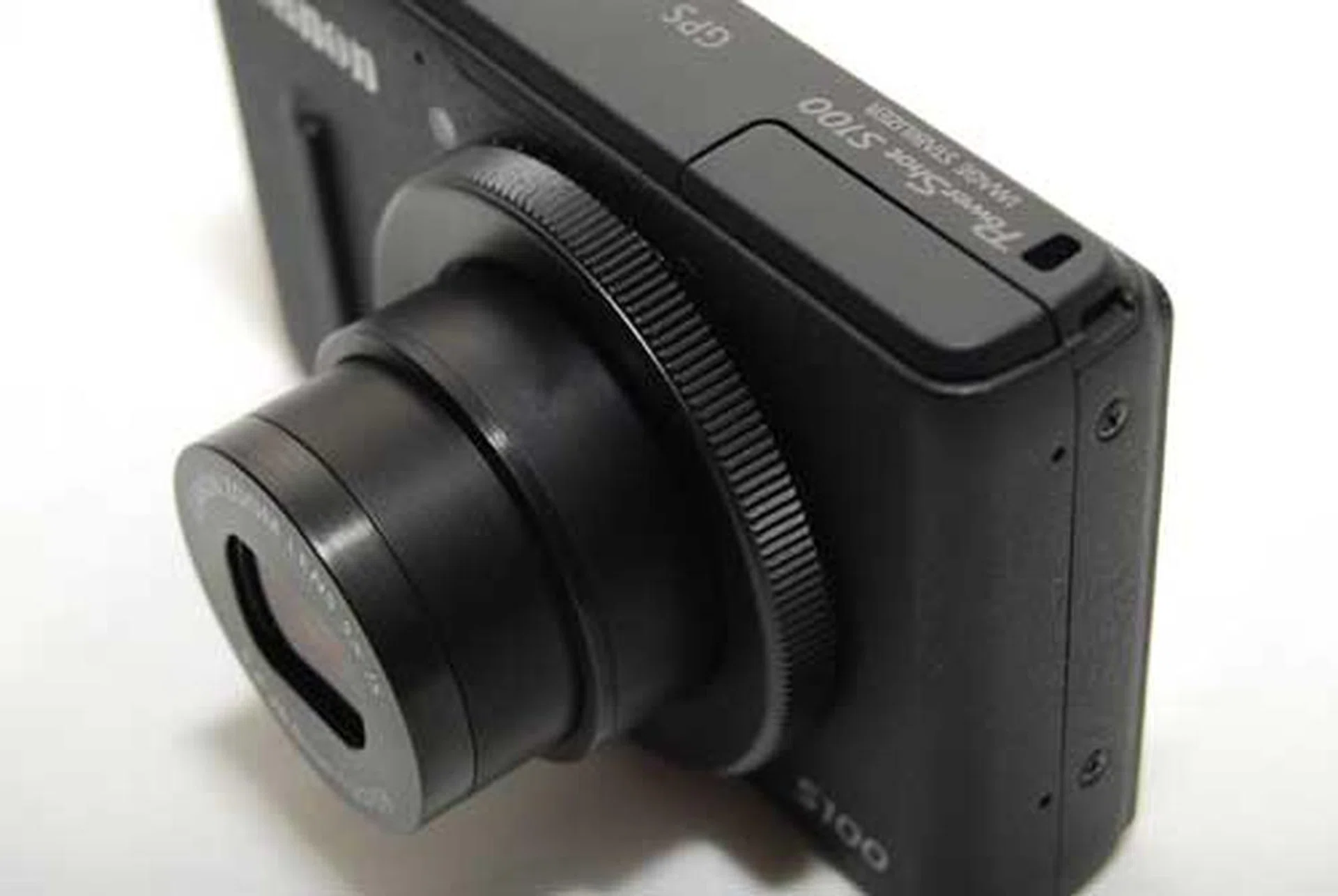 The control ring around the lens gives you quick and easy access to important settings like aperture and exposure compensation. It can also switch between different controls when the Ring Func. button is pressed.