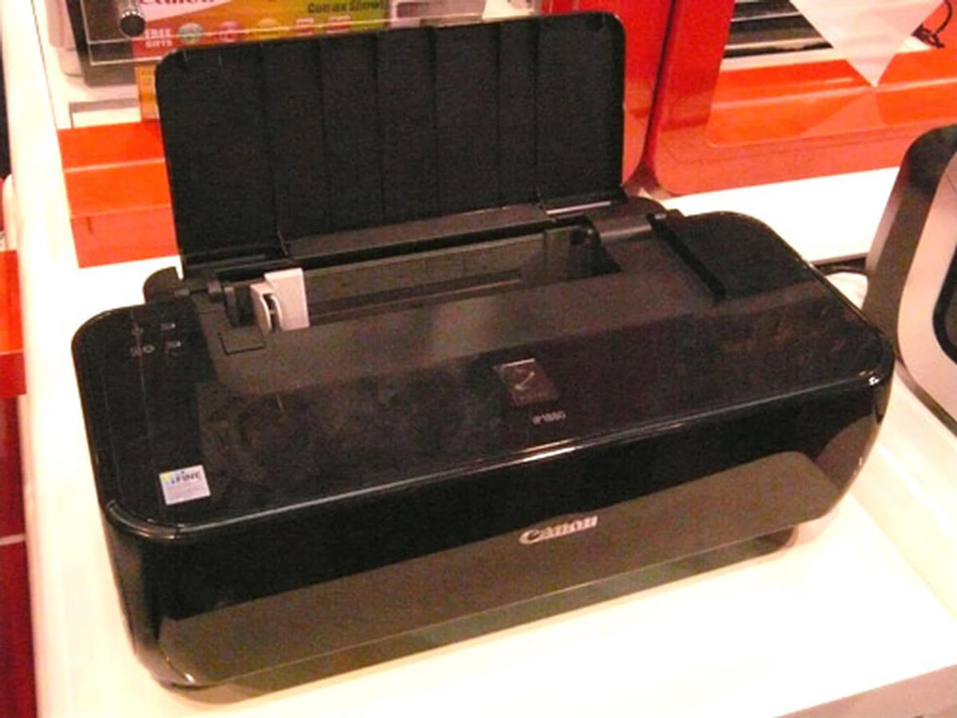  Looking for photo-quality prints at a low price? Then the Pixma iP1880 might be what you are looking for, since it costs only S$89.  
