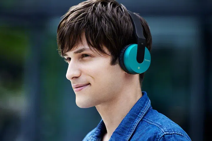The MDR-ZX550BNs give you up to 25 hours of continuous playback with noise cancelling activated.