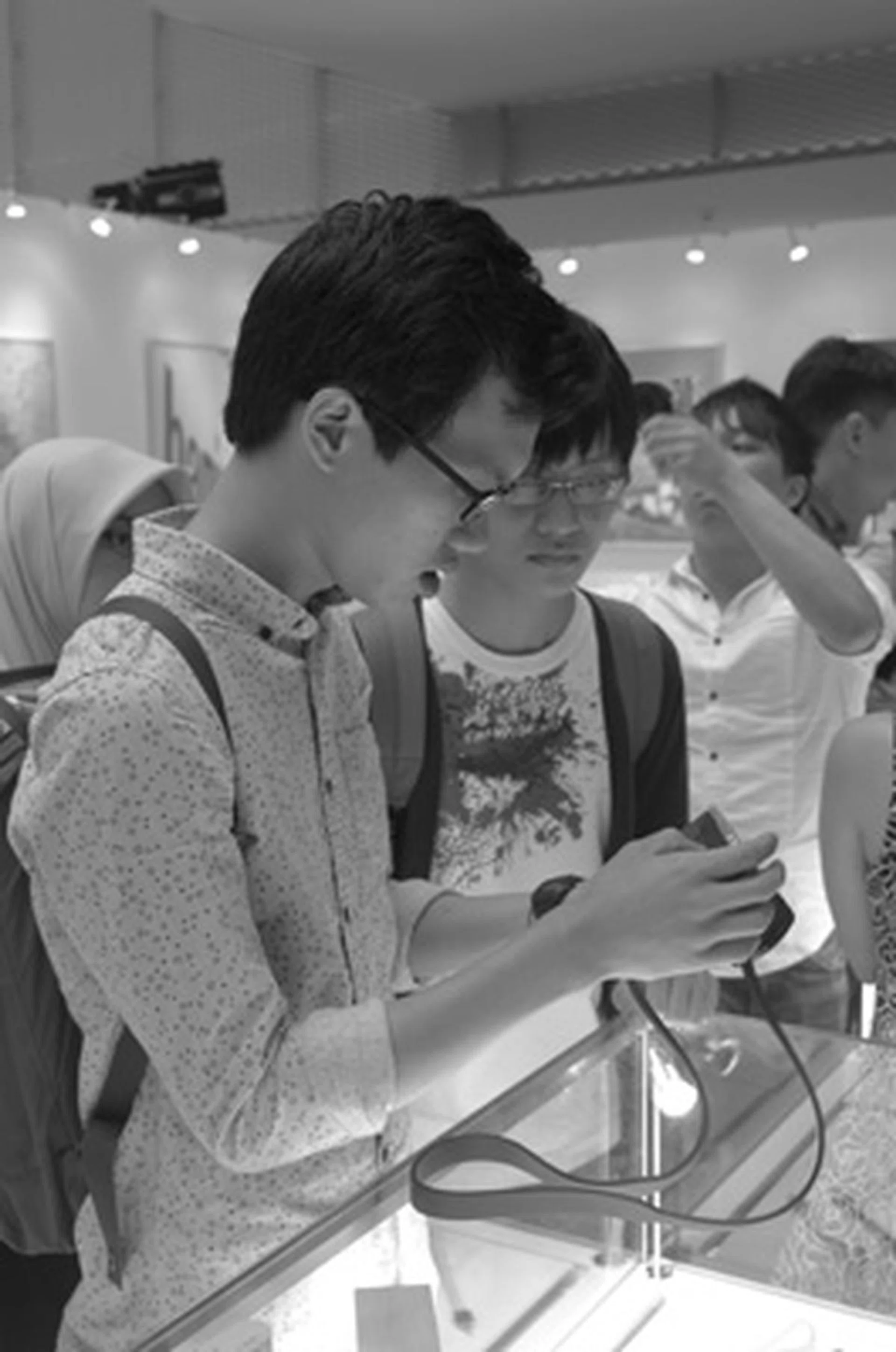 In-camera black and white sample.
Camera settings: ISO 400,1/50s, f/4.4