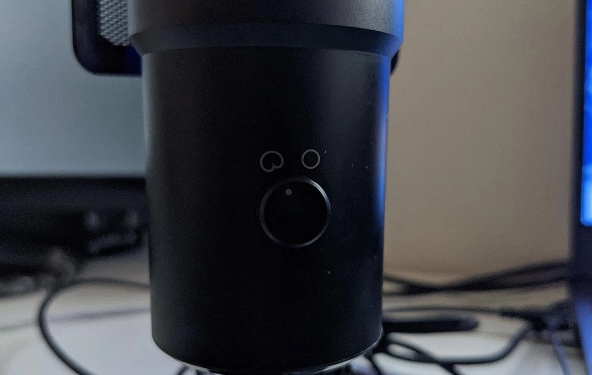 This is the knob at the back that allows you to set the Mic M3's polar pattern as indicated by the helpfully illustrated patterns - cardioid pattern on the left and omnidirectional on the right.