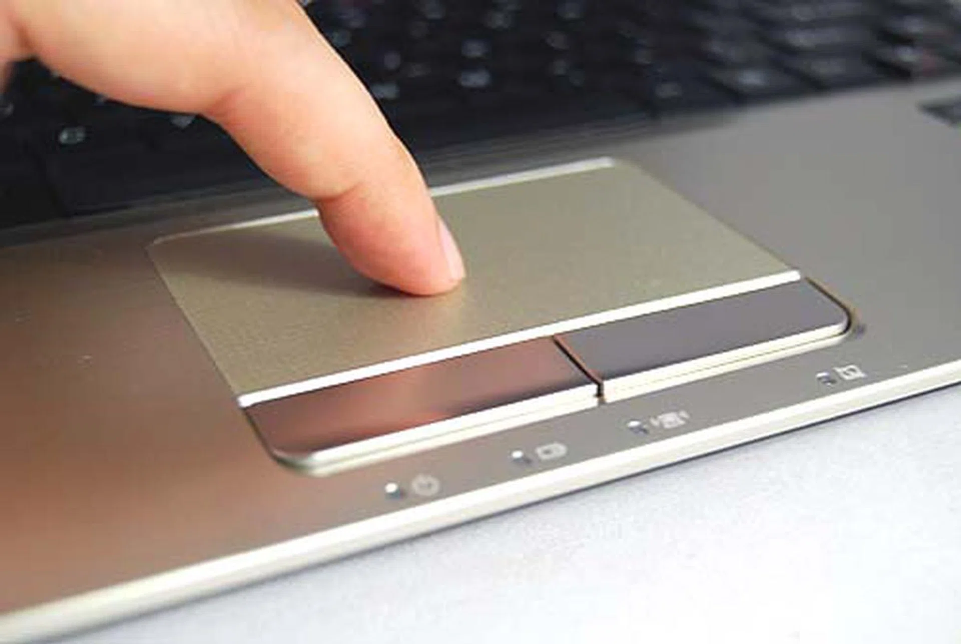 The trackpad too felt lackluster with less than responsive tracking and wierd feel on our fingers.