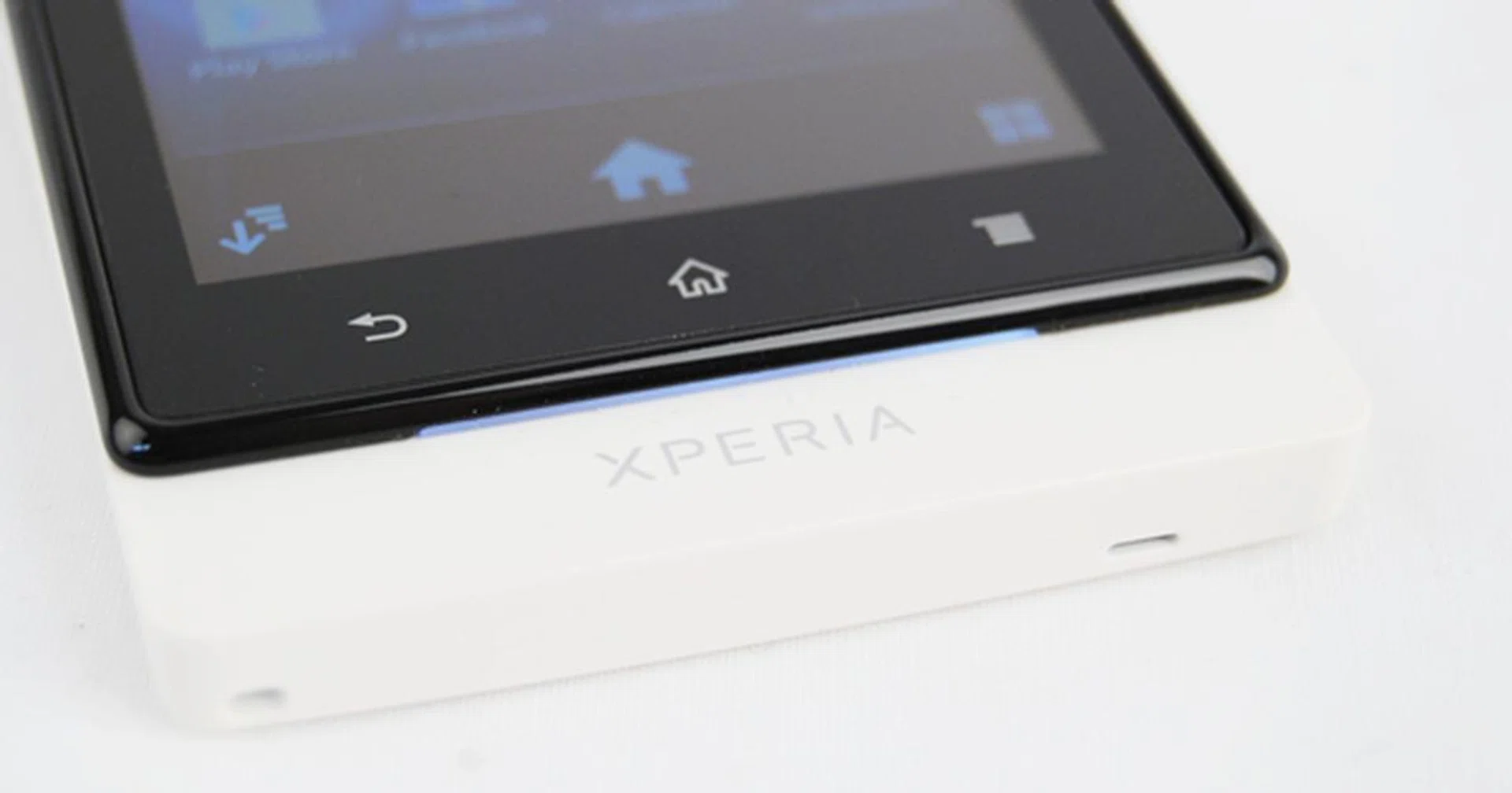 A thin strip of LED light is found under the display which glows whenever you turn on the main screen.
