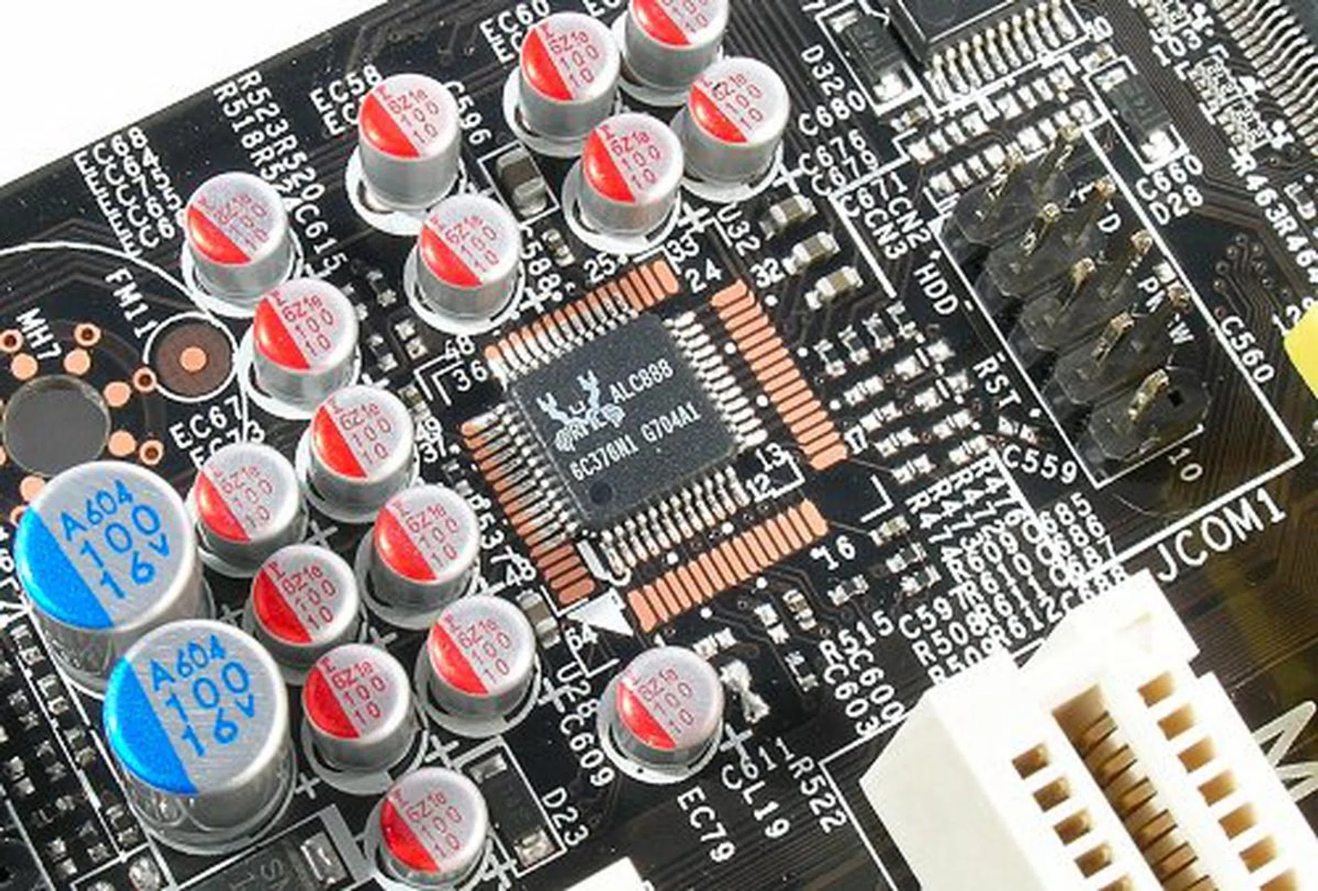 The usual suspects on the P35 Platinum D3 board include this Realtek ALC888 HD Audio CODEC. The board also features S/PDIF connection.