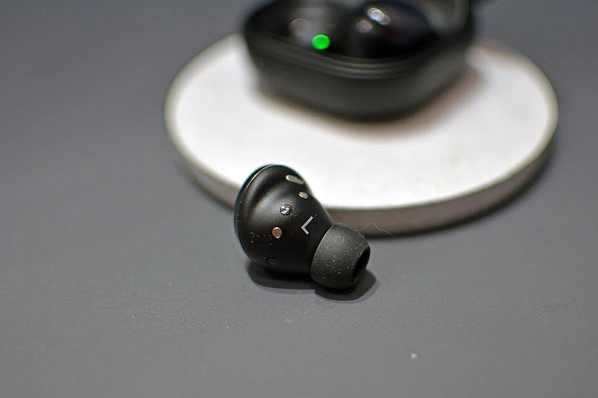 The Galaxy Buds Pro has a more conventional look, and the little ridge helps it settles in more comfortably. 